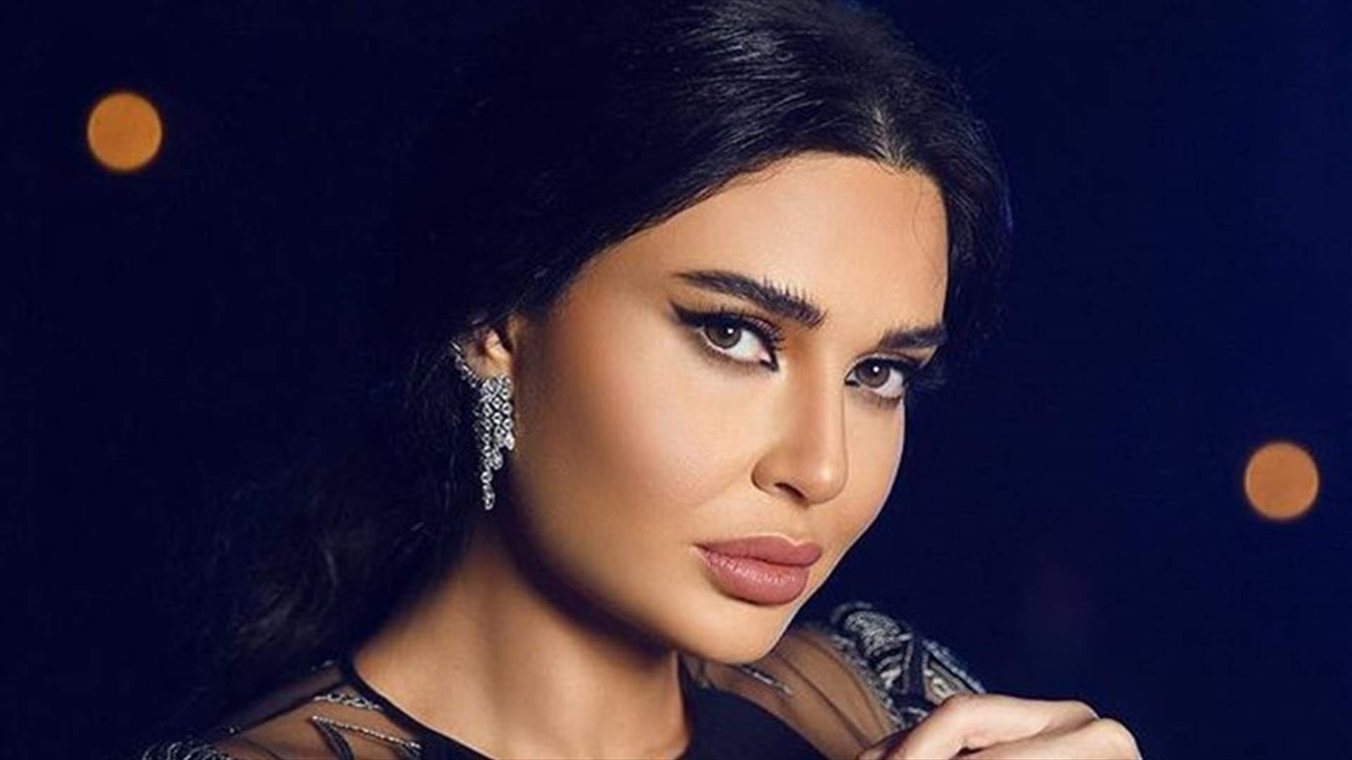 شاهدوا ما فعله معجب سيرين عبد النور برقبته.. هوس المعجبين إلى الواجهة من جديد (صورة)