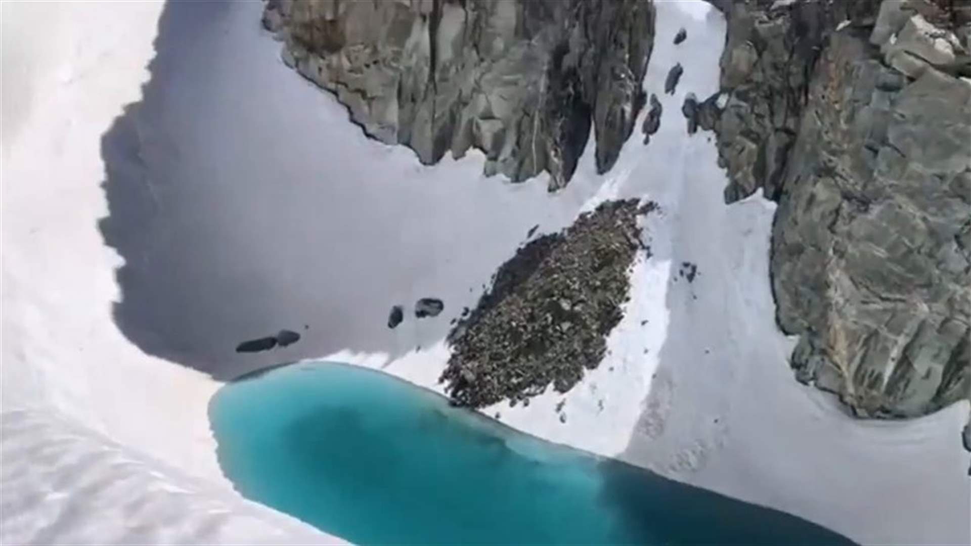 بحيرة في أعالي جبال الألب الفرنسية تثير القلق... وتدقّ ناقوس الخطر (صورة)