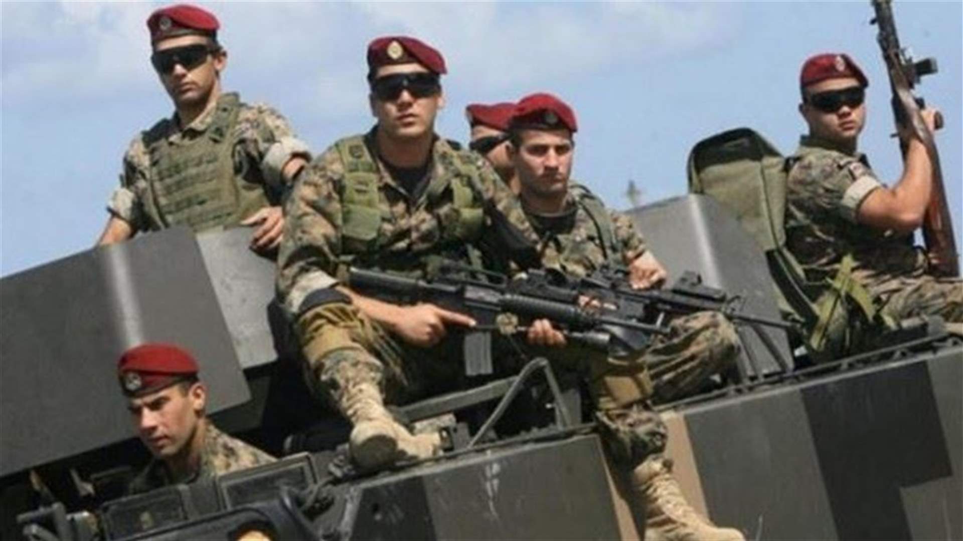 ظهروا في احد الفيديوهات يرقصون بالاسلحة الحربية... والجيش يتحرك