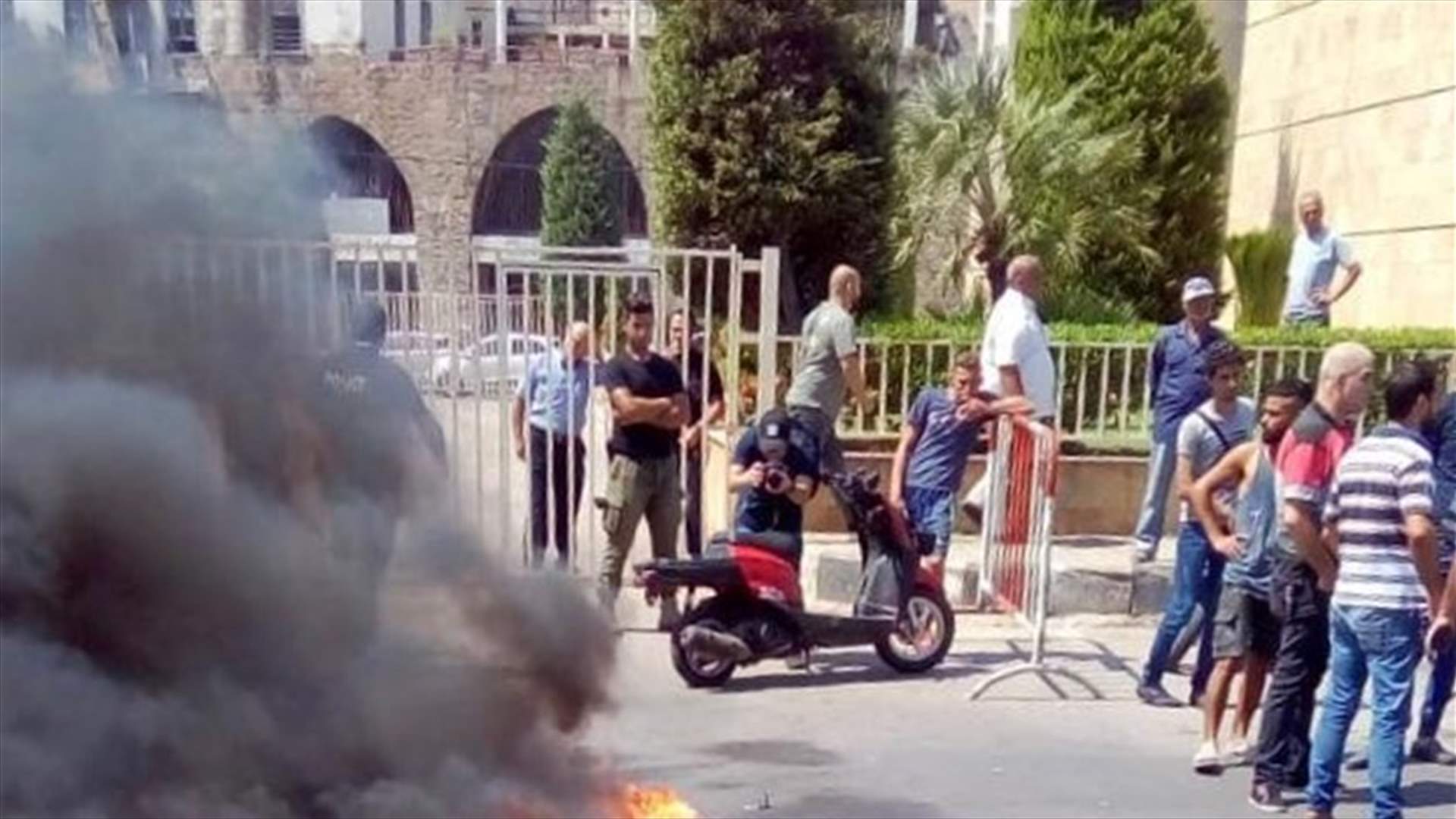 ذوو الاحتياجات الخاصة قطعوا الاوتوستراد البحري امام بلدية الميناء (صورة)