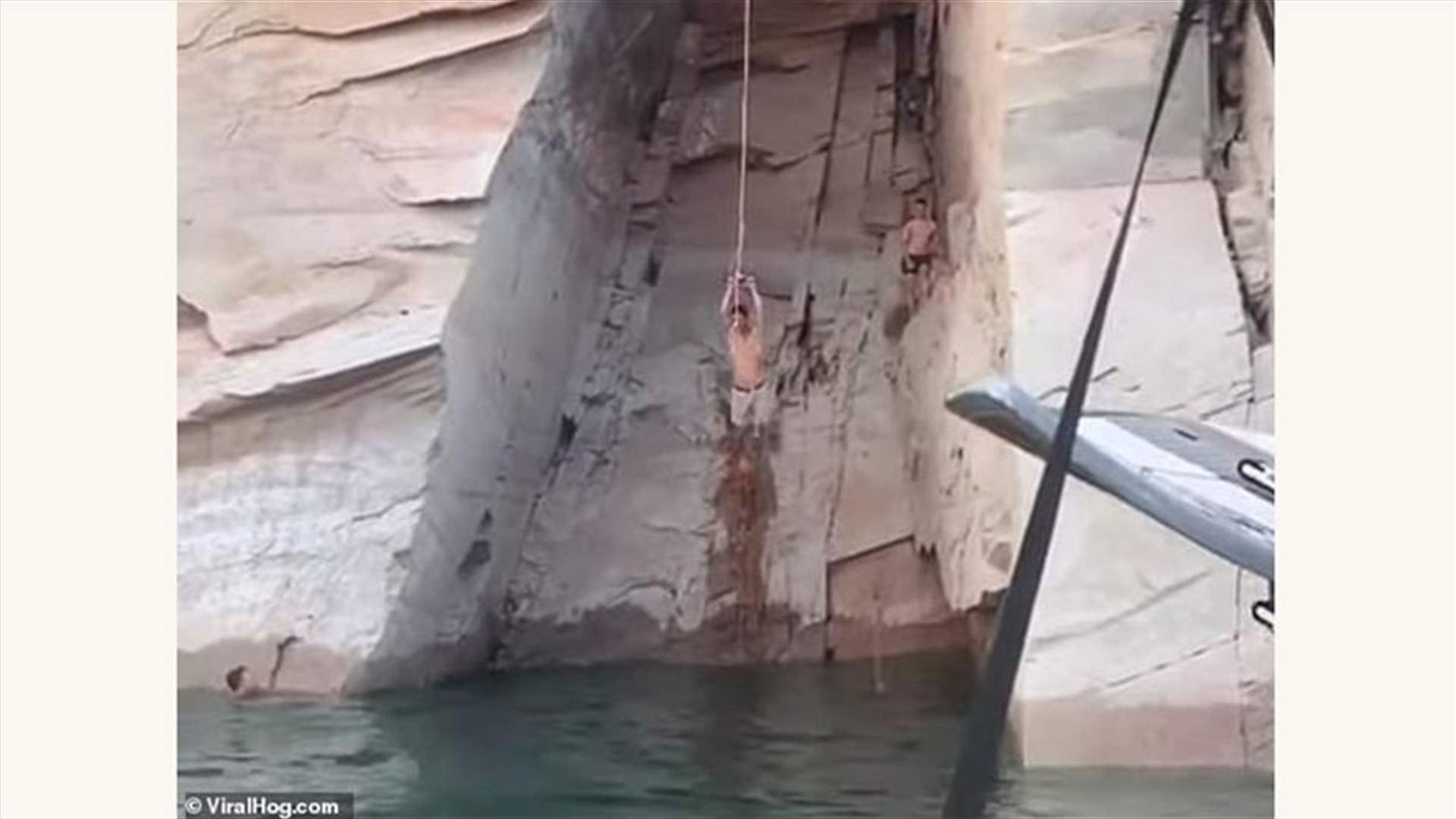 حركة شقلبة تأخذ مساراً خاطئاً... شاهدوا ماذا حصل مع شاب أراد القفز في بحيرة!