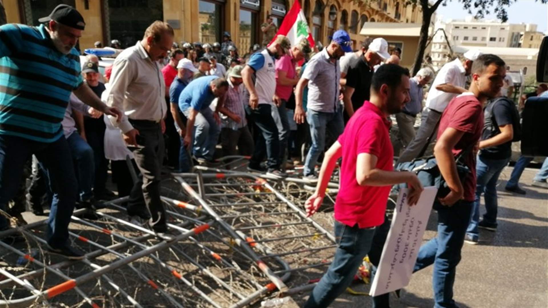 الجيش يدعو المعتصمين في محيط المجلس إلى التقيد بالنظام العام