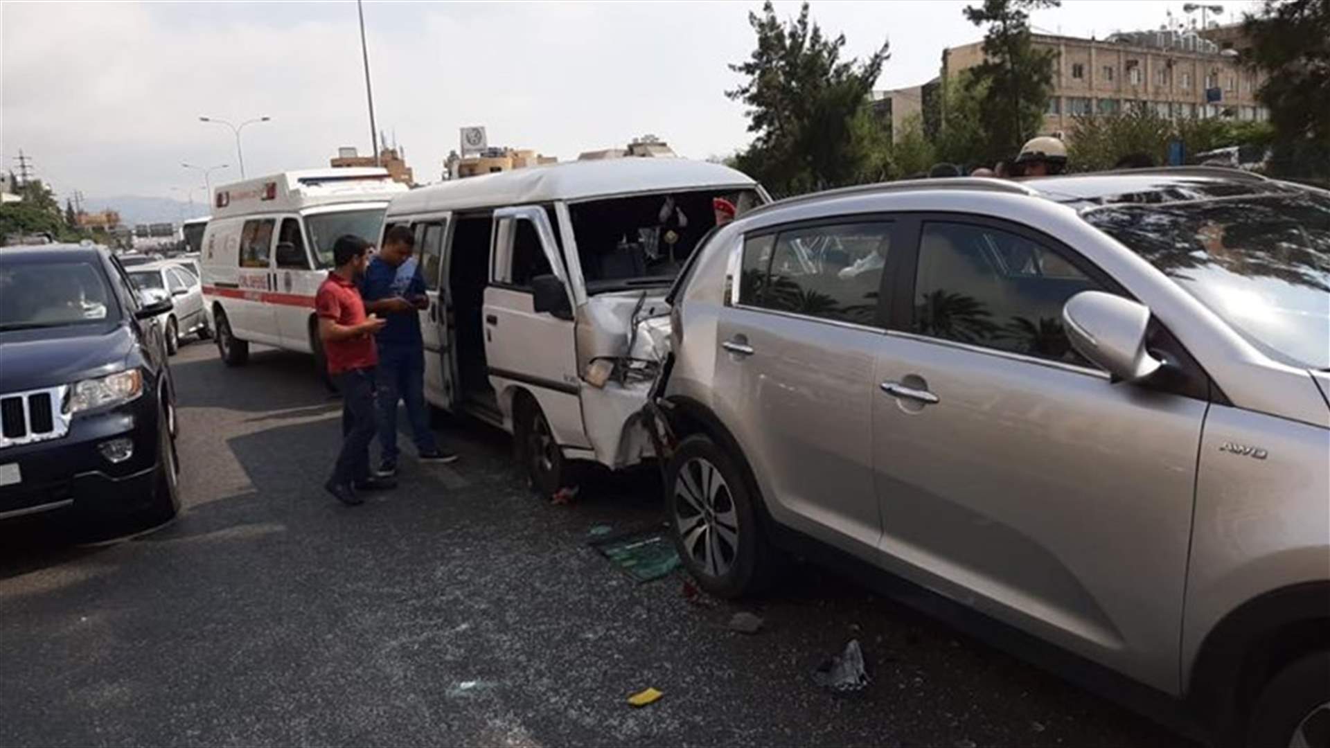 حادث سير مروّع في جبيل... واستعمال معدات الانقاذ الهيدروليكية لسحب المصابين (صور)