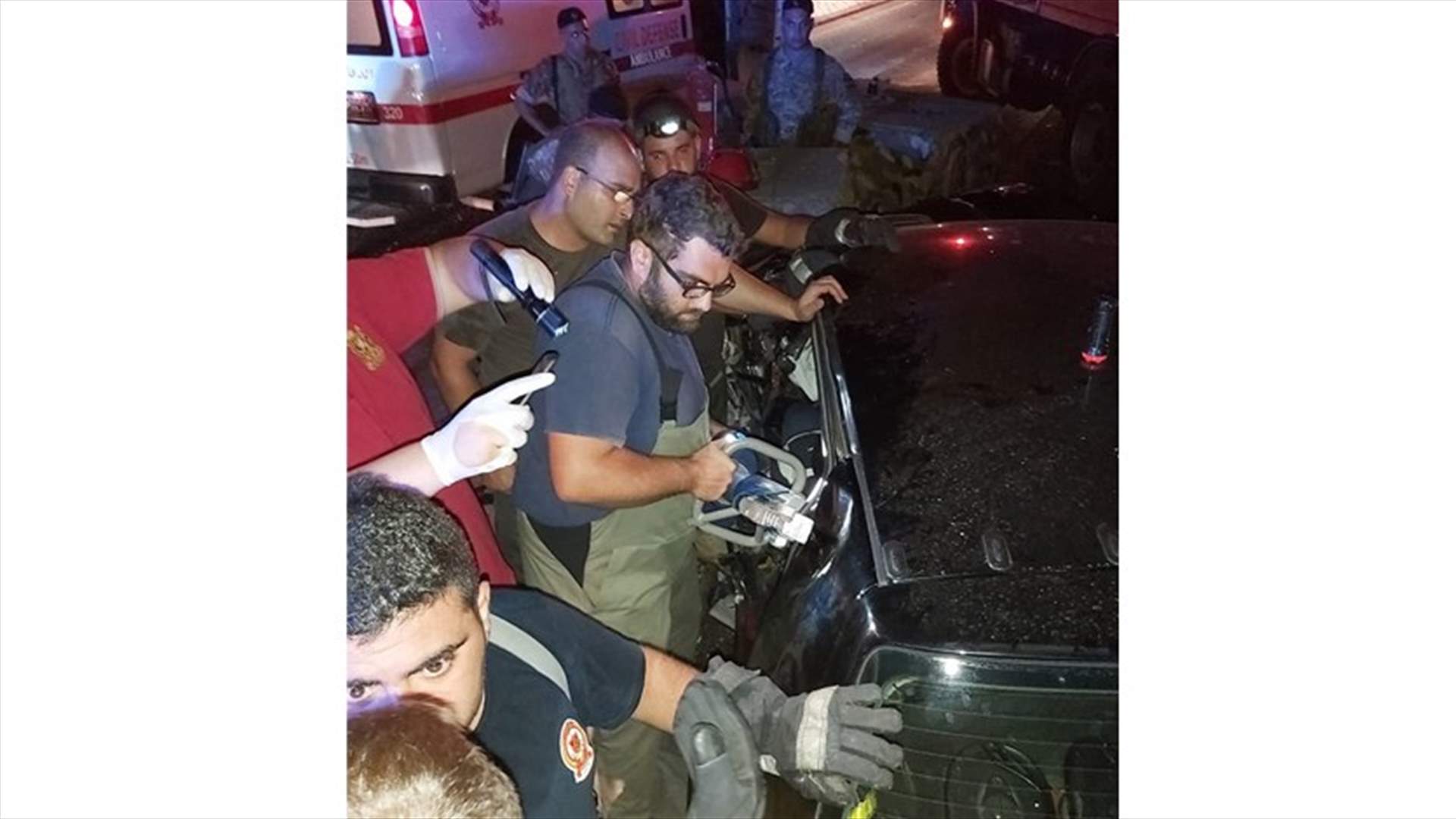 اصطدام سيارة بالحاجز الاسمنتي على حاجز المدفون... وسقوط جريحين