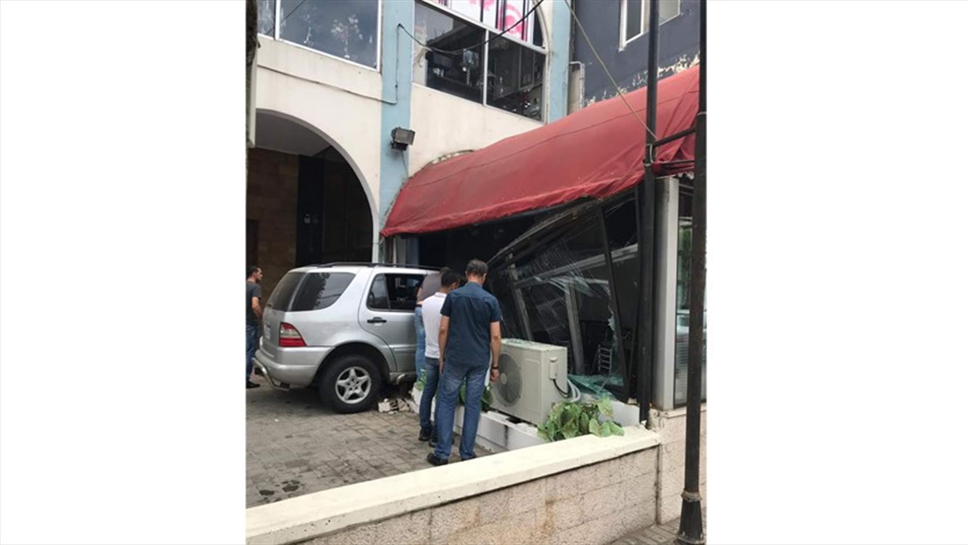 سيارة تجتاح مطعما في جونية