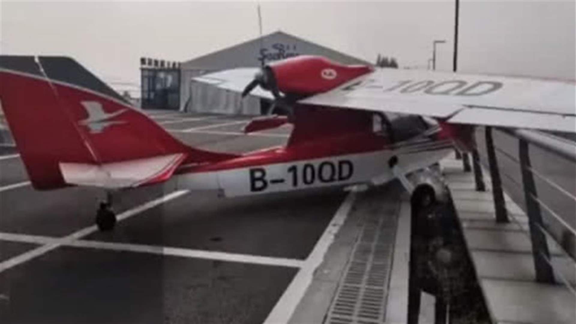 طفل يقتحم مطاراً ويسرق طائرتين! (فيديو)