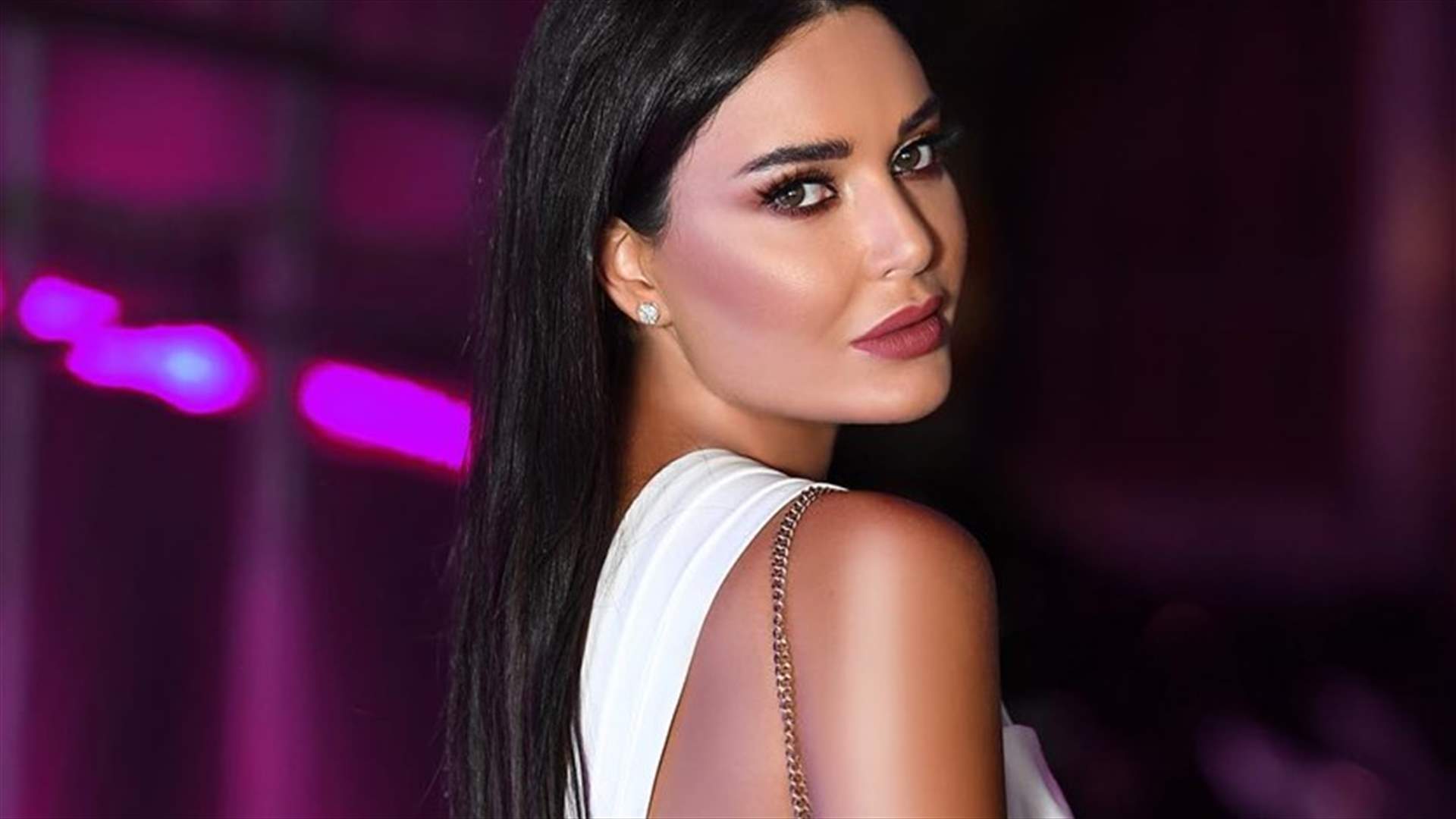 سيرين عبد النور تُعلّم متابعيها طريقة تطبيق مكياجها الخاصّ (فيديوهات وصورة)