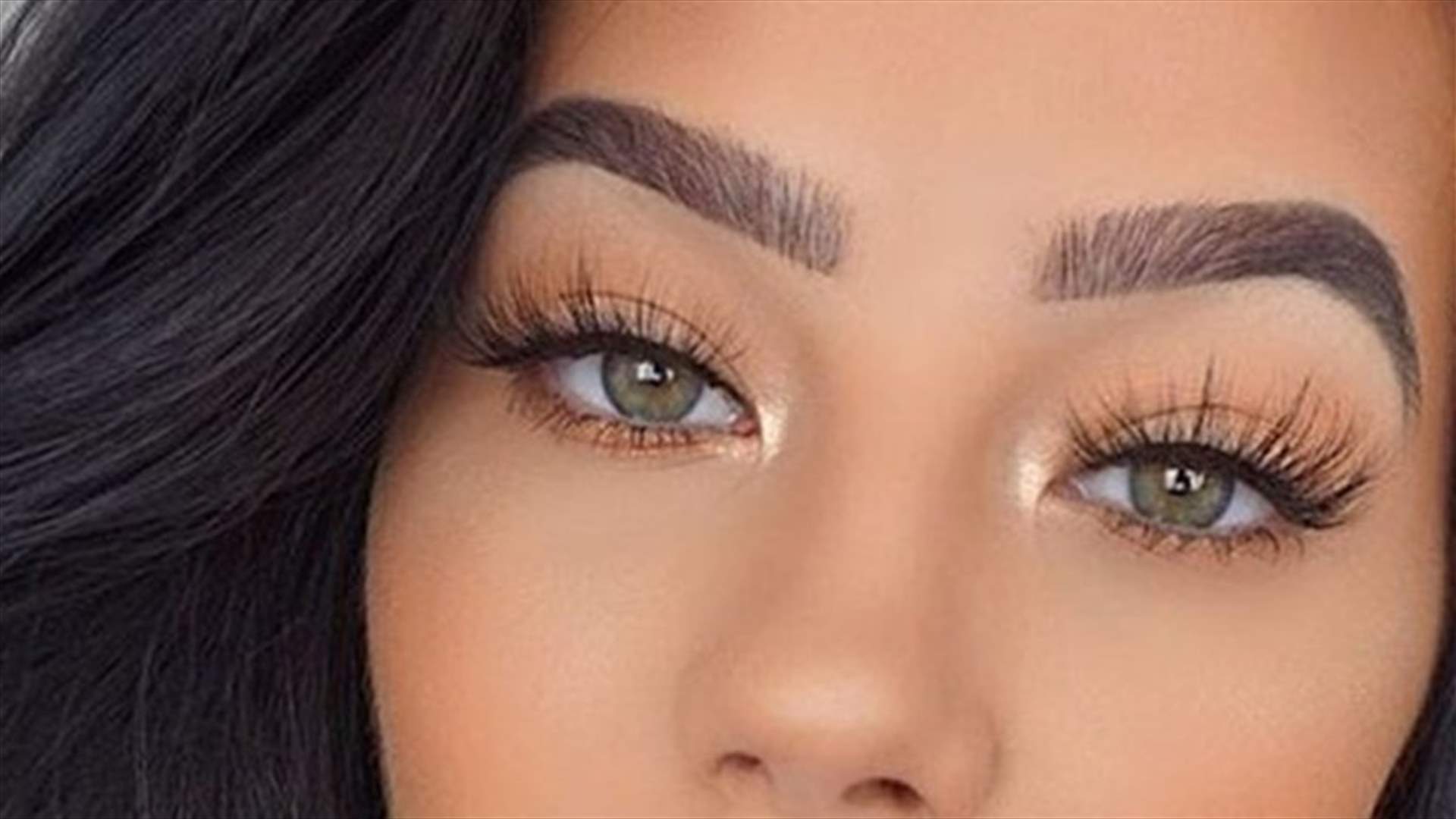 الطريقة المثالية لتطبيق الرموش الاصطناعية (فيديو)