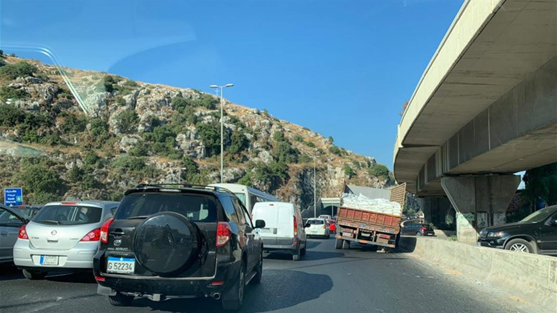 تعطل شاحنة على اوتوستراد نهر الكلب باتجاه بيروت (صور)
