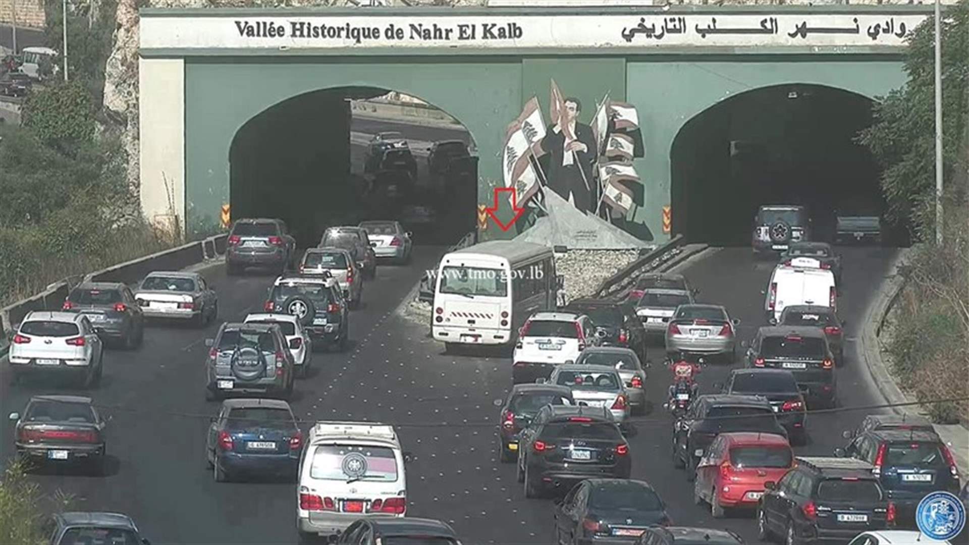 التحكم المروري: اصطدام حافلة بالفاصل عند نفق نهر الكلب (صورة)