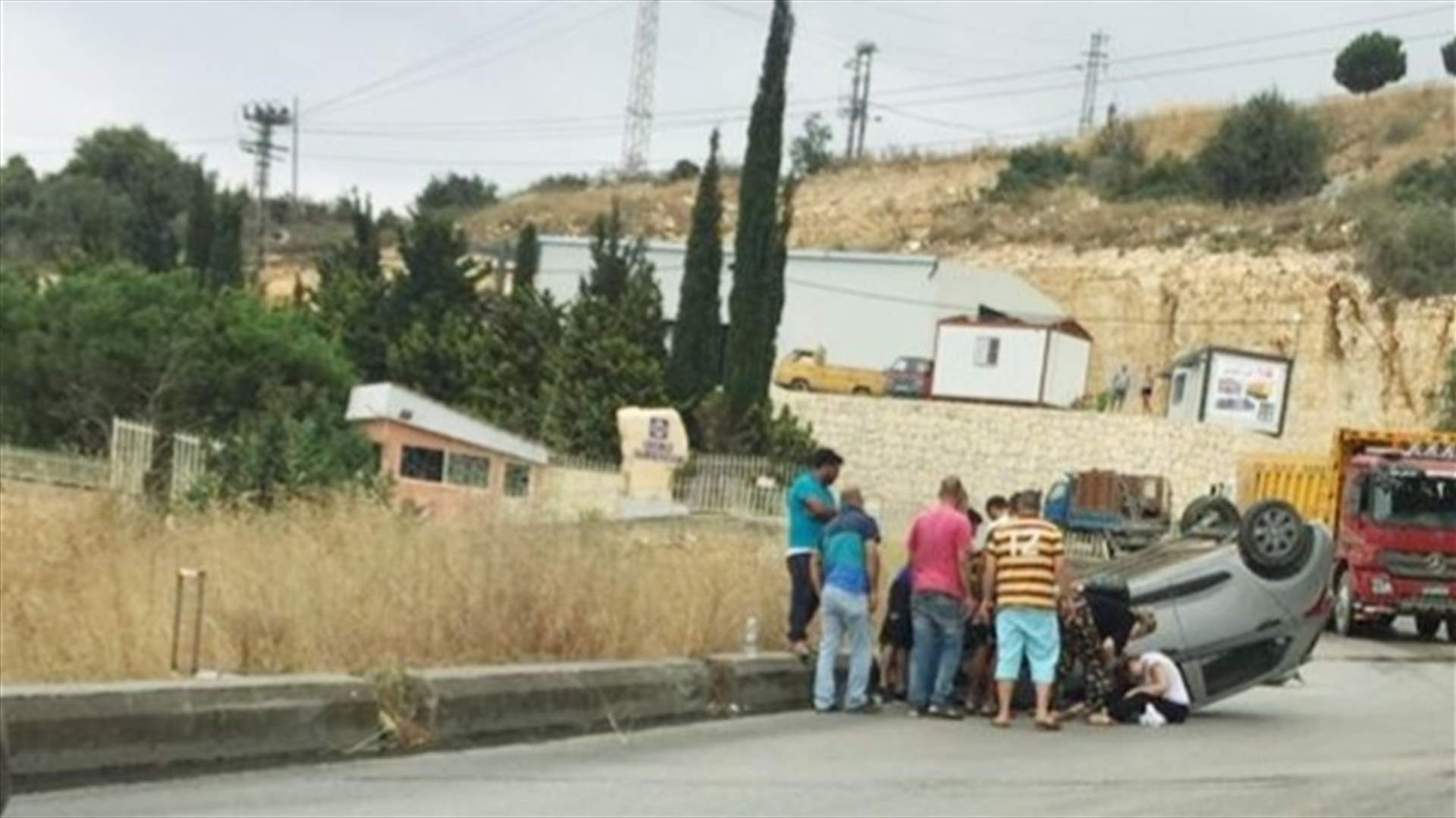 اصابة امراة اثر انقلاب سيارتها على طريق قرطبا