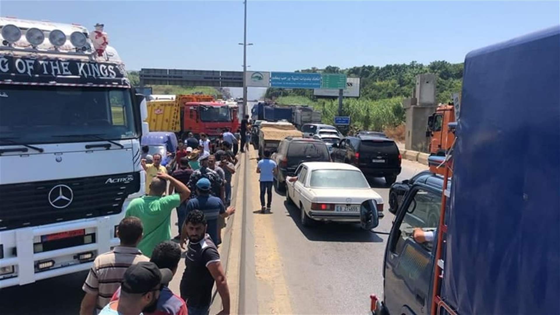 سائقو شاحنات نقل البحص قطعوا طريق المنية العبدة