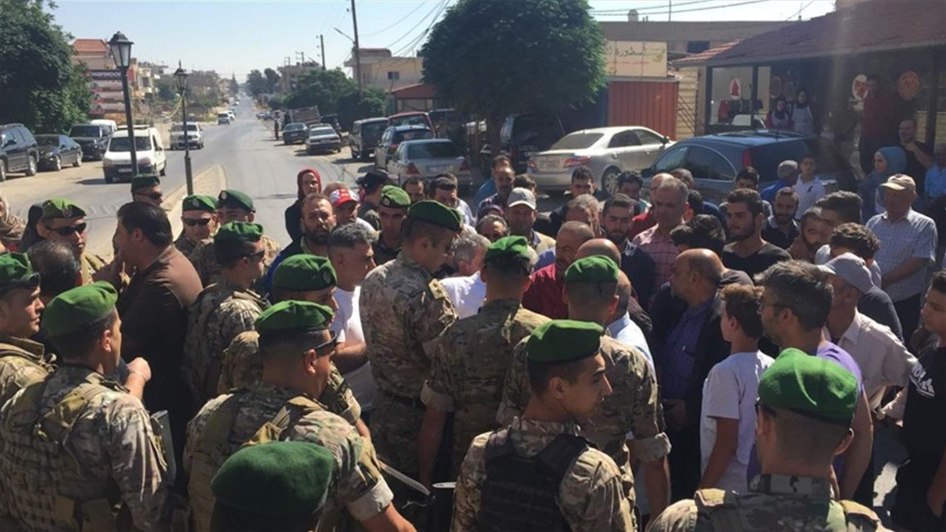 أصحاب المصانع التي أقفلها وزير الصناعة يقطعون لبعض الوقت طريق بعلبك عند مثلث قصرنبا