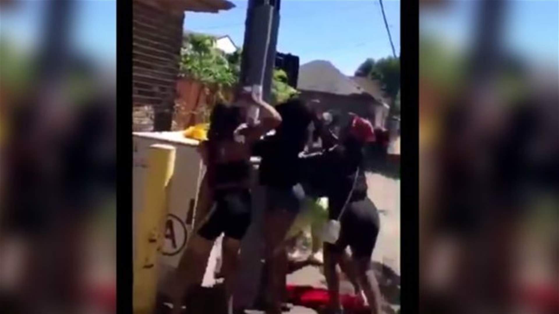 3 مراهقات يعتدين بالضرب على فتاة من ذوي الاحتياجات الخاصة... وفيديو يوثّق المشهد المأساوي!