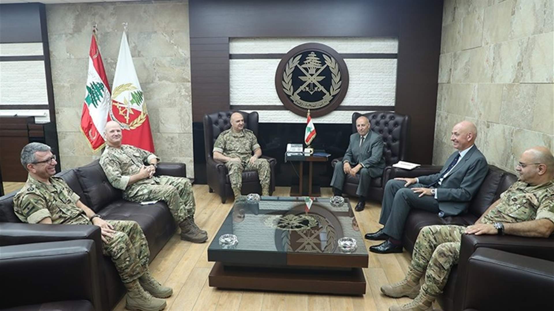 قائد الجيش بحث مع وفد بريطاني برنامج المساعدات البريطانية لضبط الحدود البرية