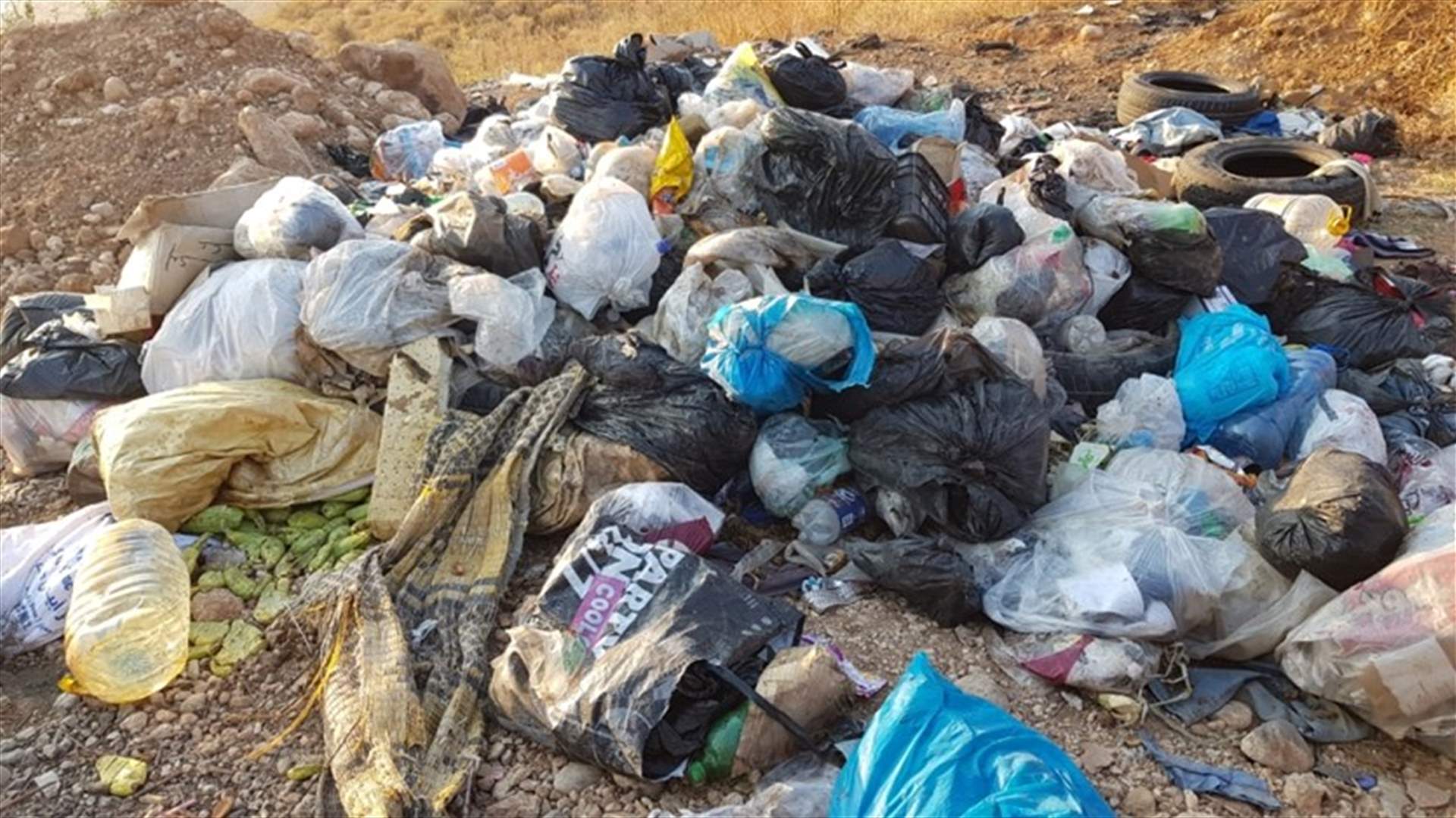 رمي نفايات في محيط مجرى النهر البارد...