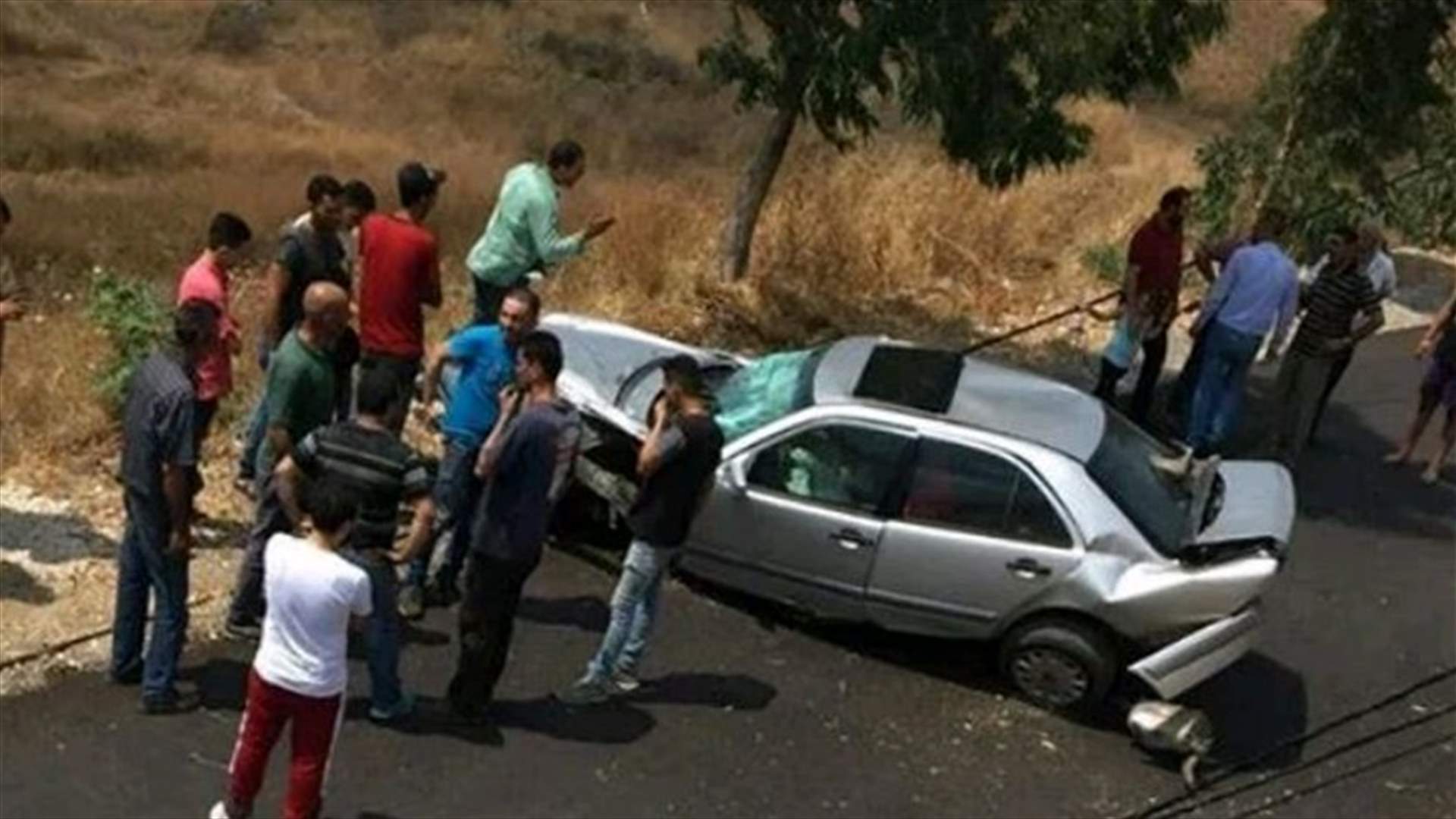 جريح إثر اصطدام سيارته بلوحة اعلانية في عكار (صورة)