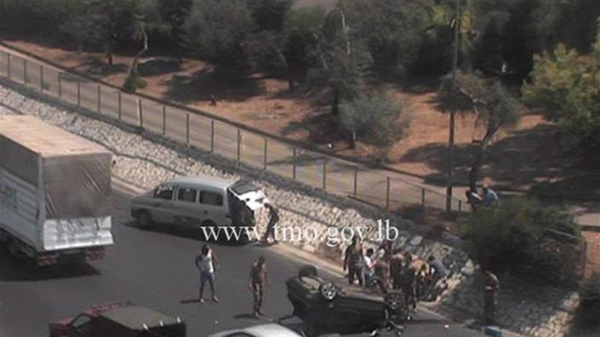 التحكم المروري: جريح نتيجة انقلاب سيارة على المسلك الشرقي لاوتوستراد الضبية وحركة المرور كثيفة في المحلة (صورة)