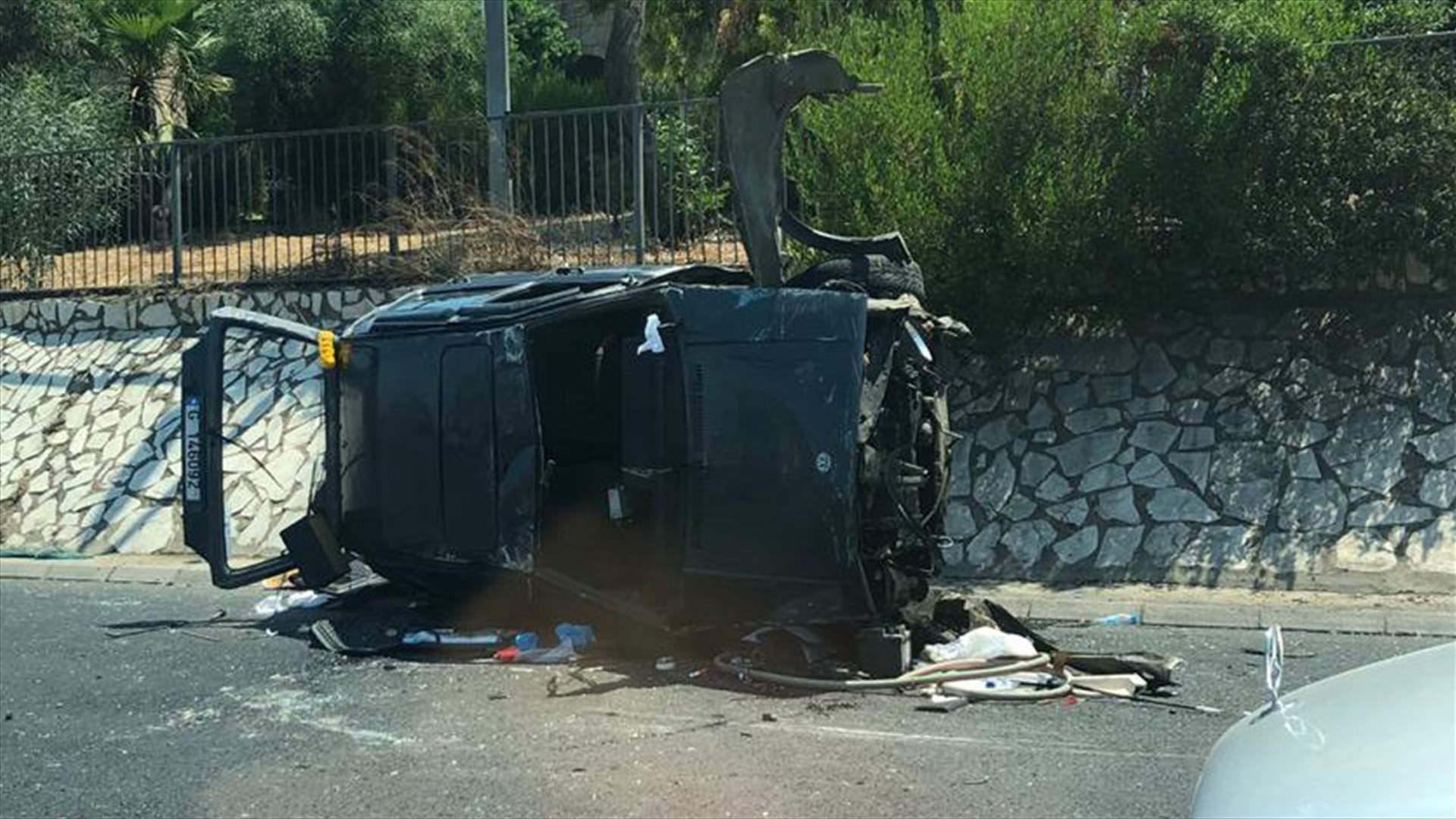 جريح اثر انقلاب سيارة في الضبية (صوَر)