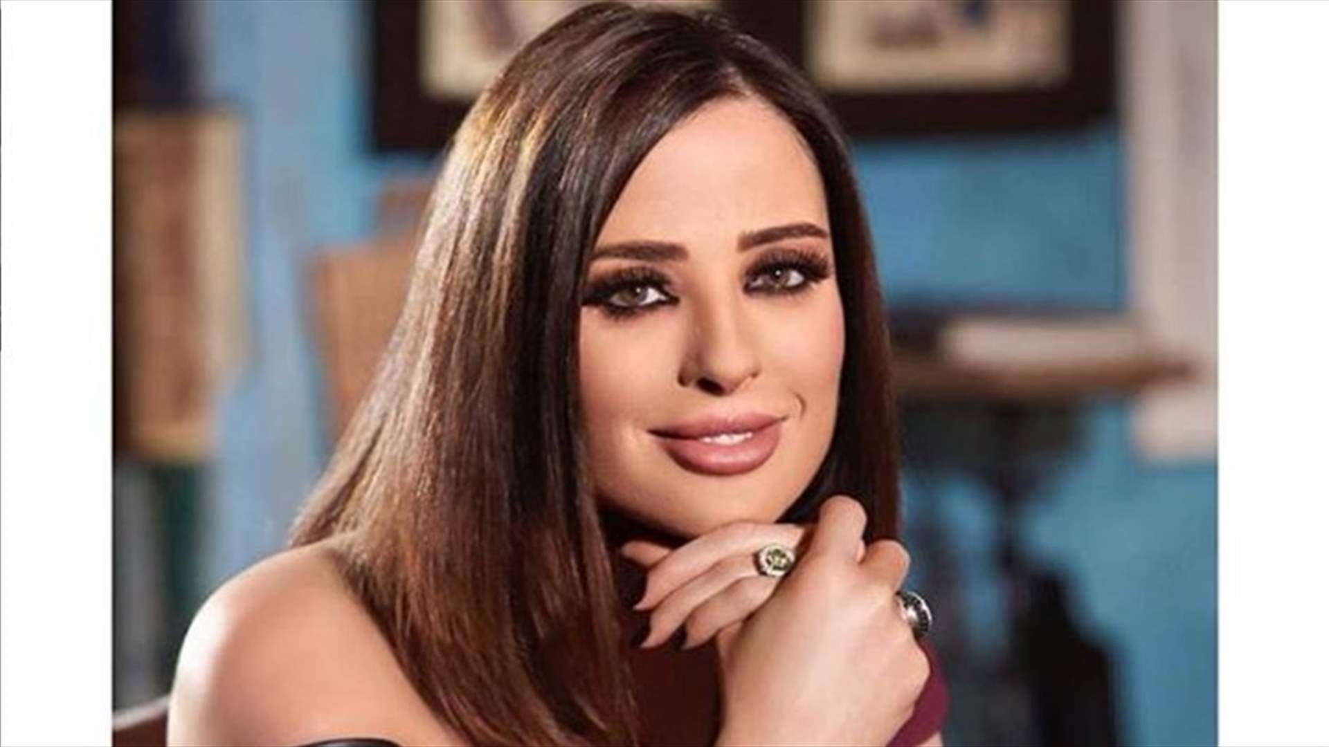 وفاء الكيلاني تشعل الإنترنت بوشمٍ على كتفها (صورة)
