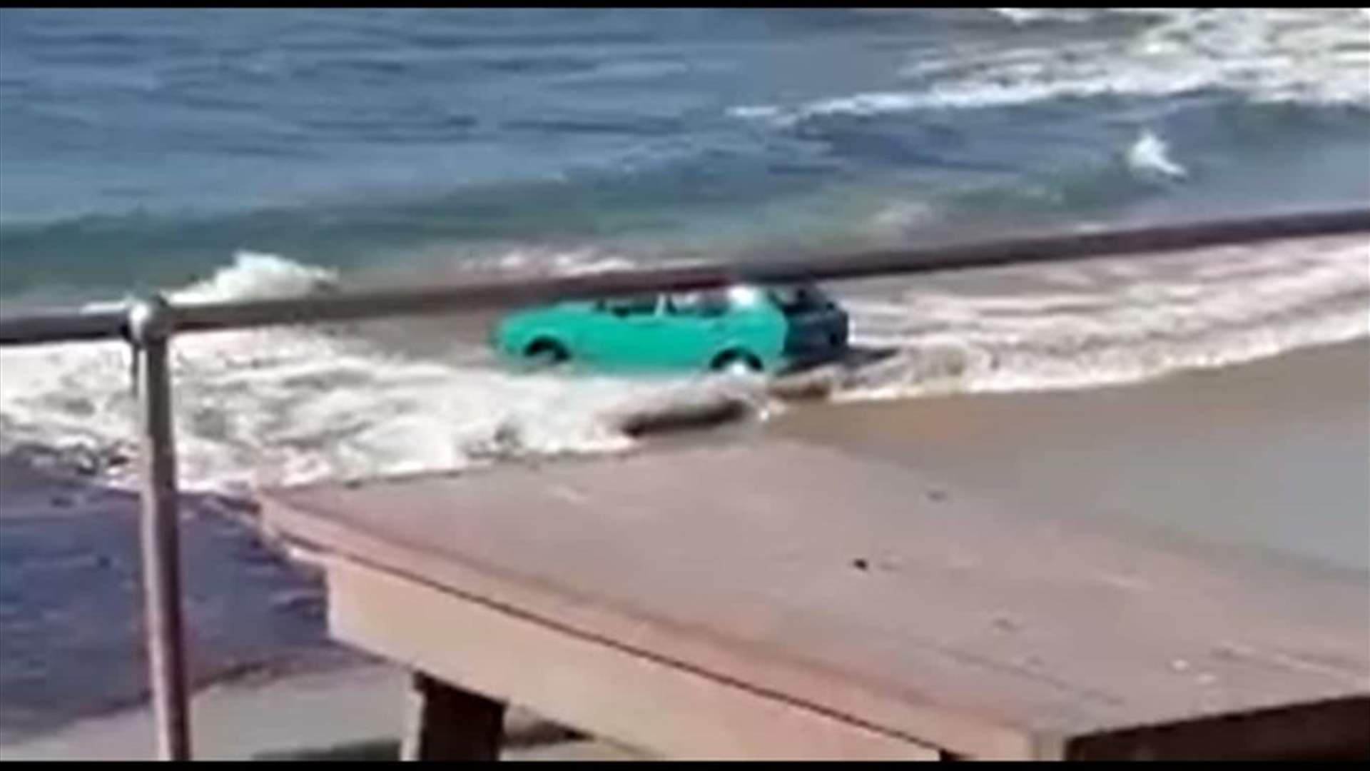 سائق يتحدى رفاقه ويقود سيارته في المحيط (فيديو)
