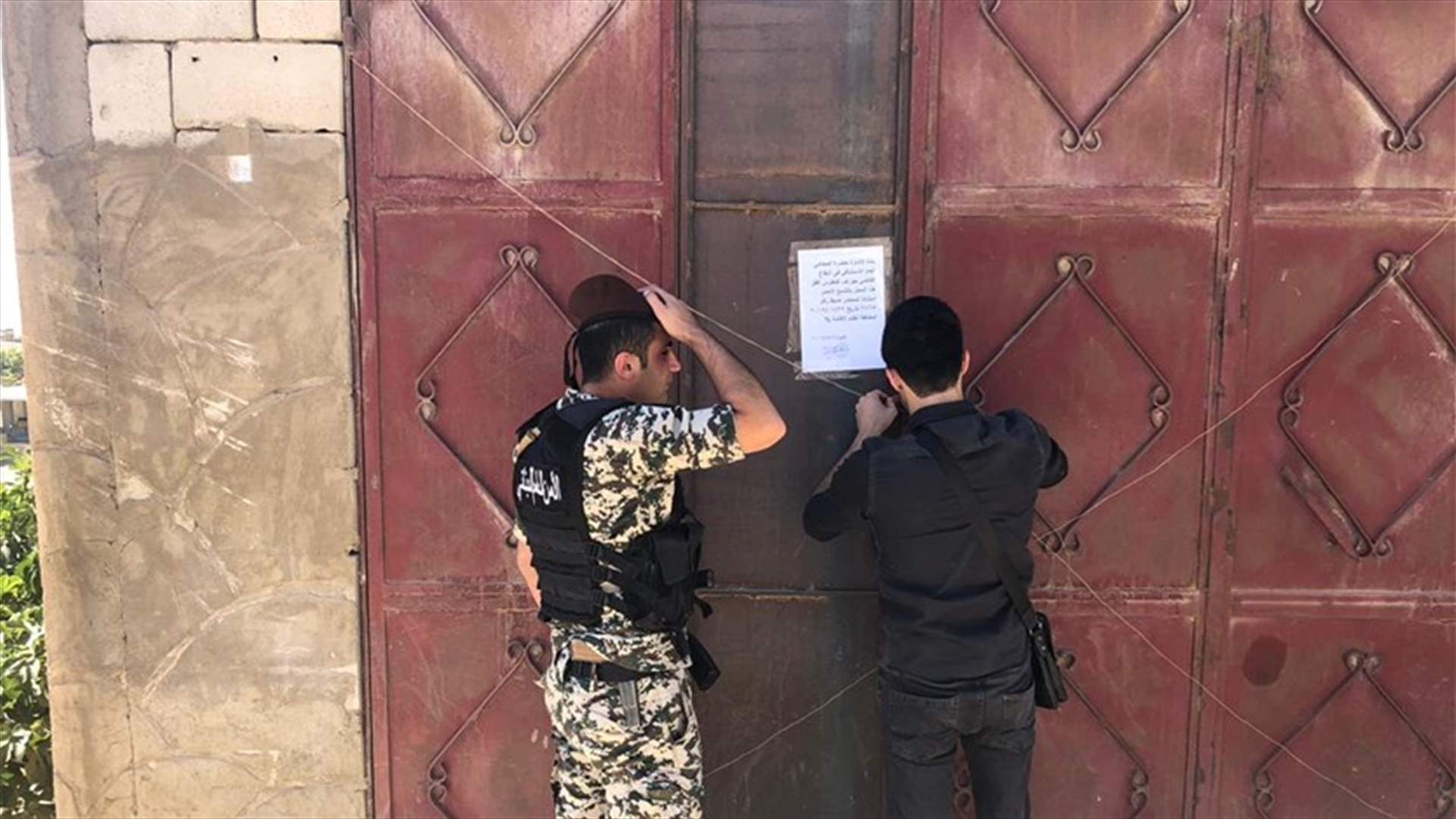 اقفال صالون للحلاقة يملكه سوري في عرسال
