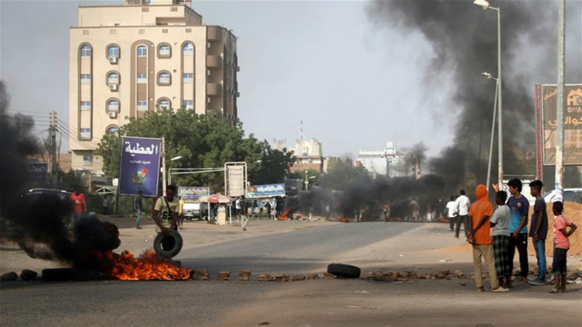 الشرطة تطلق الغاز المسيّل للدموع لتفريق متظاهرين في منطقتين بالخرطوم