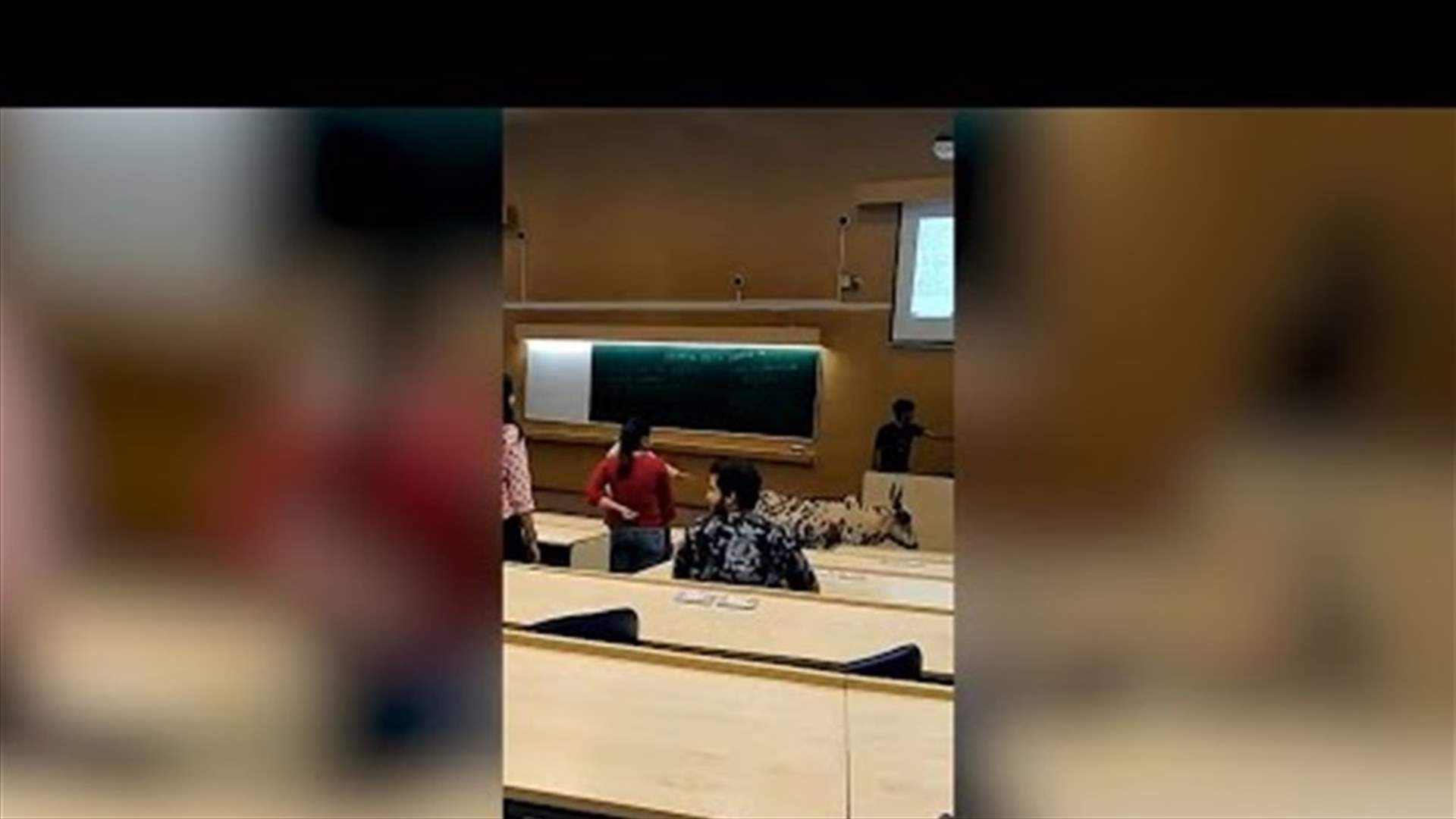 بقرة تتجوّل داخل قاعة محاضرات... وطالب يوثّق المشهد!