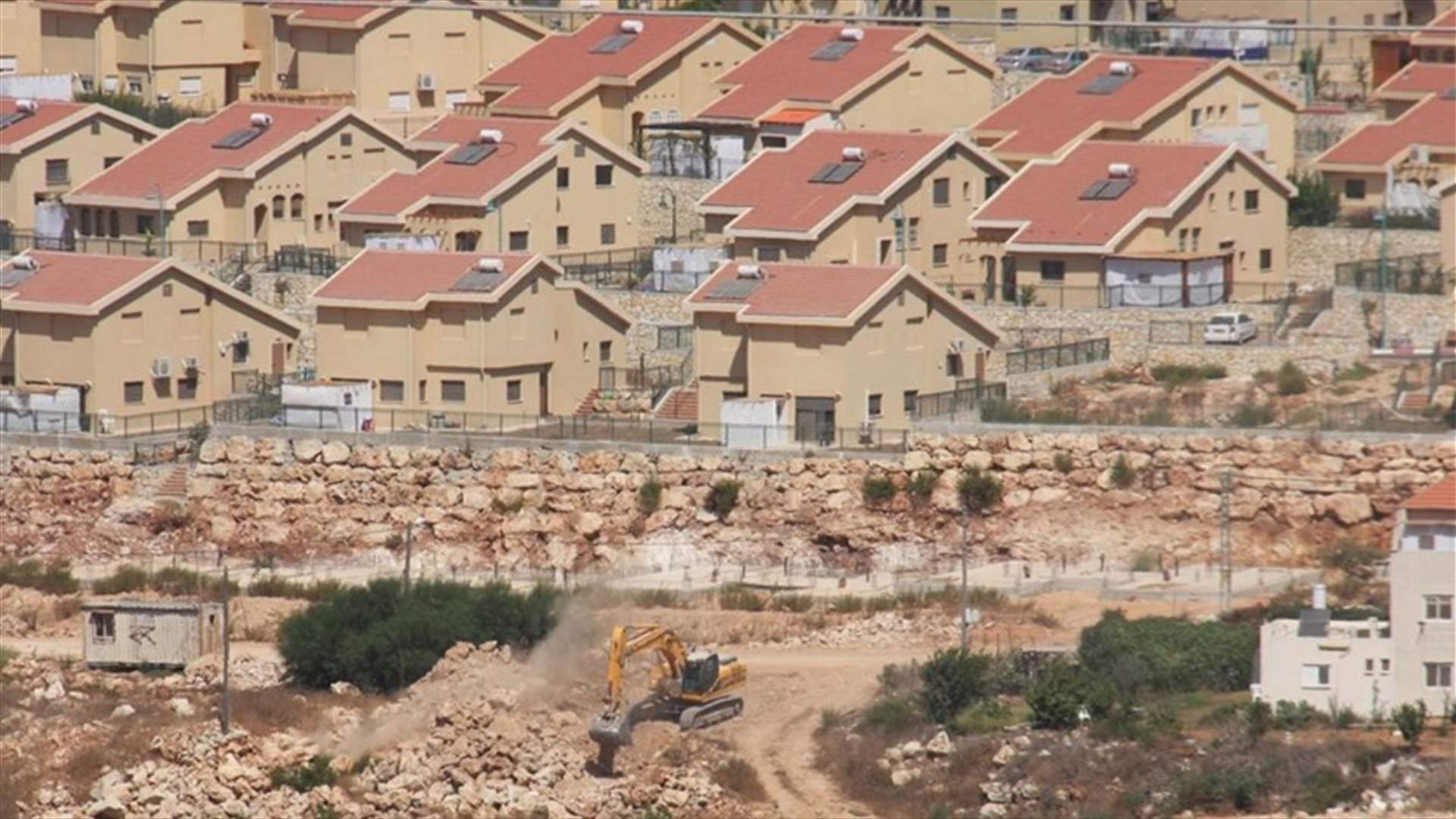 اسرائيل توافق على بناء 700 مسكن لفلسطينيين و6 آلاف وحدة سكنية استيطانية في الضفة