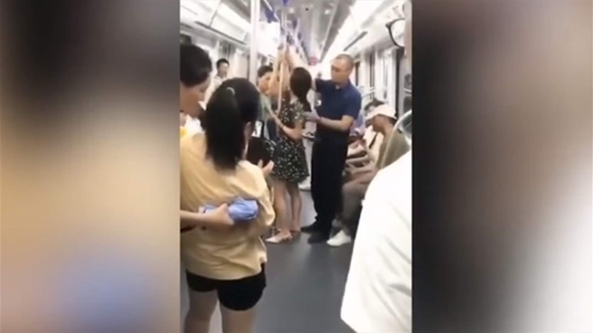 رجل ينقذ شابة من "التحرّش" بخطوة نبيلة جداً (فيديو)