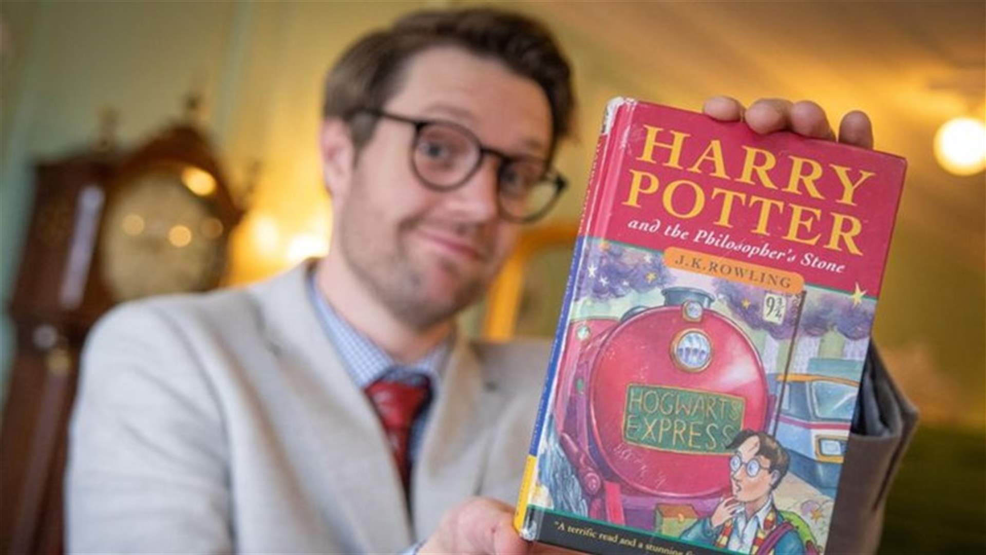 بيع نسخة أصلية من كتاب &quot;هاري بوتر&quot; بسعر خيالي... المالك الأول اشتراه بدولارين!