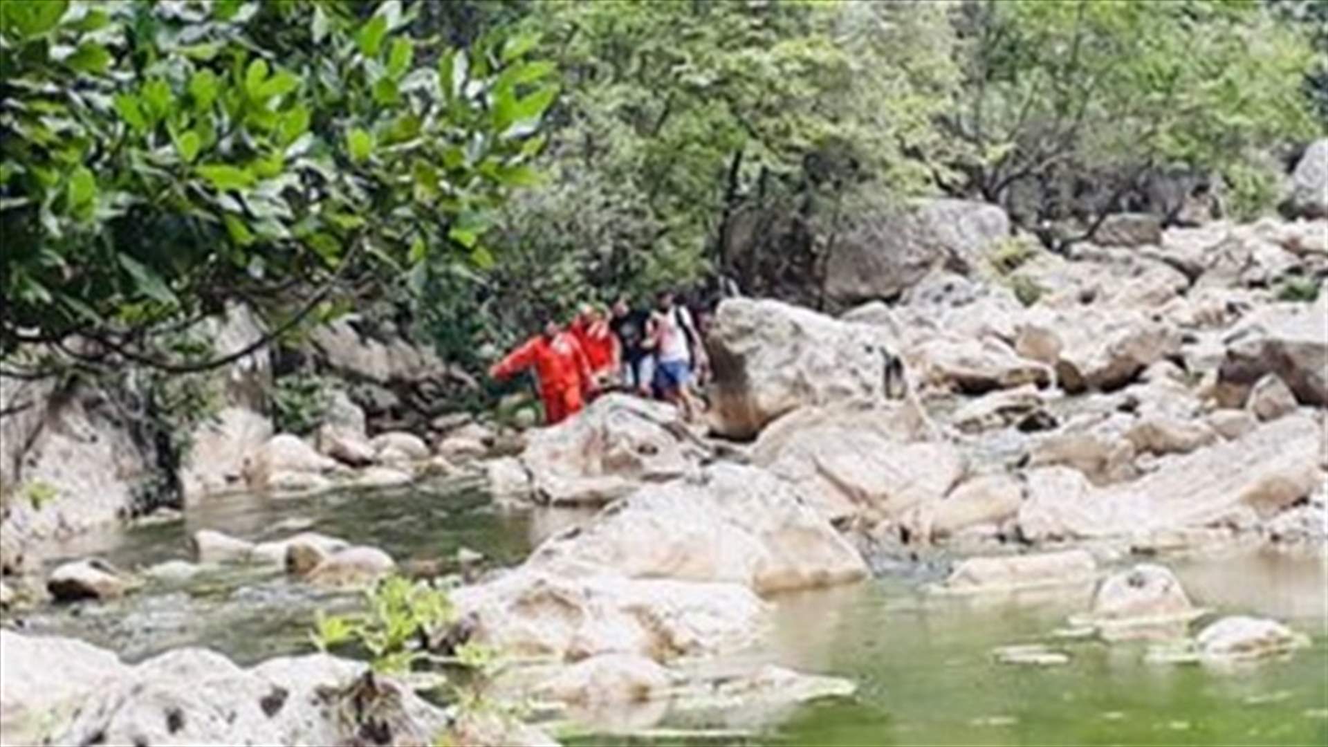 إنقاذ شابة بعد سقوطها ليل امس عن علو مرتفع في شوان - يحشوش... (صور)