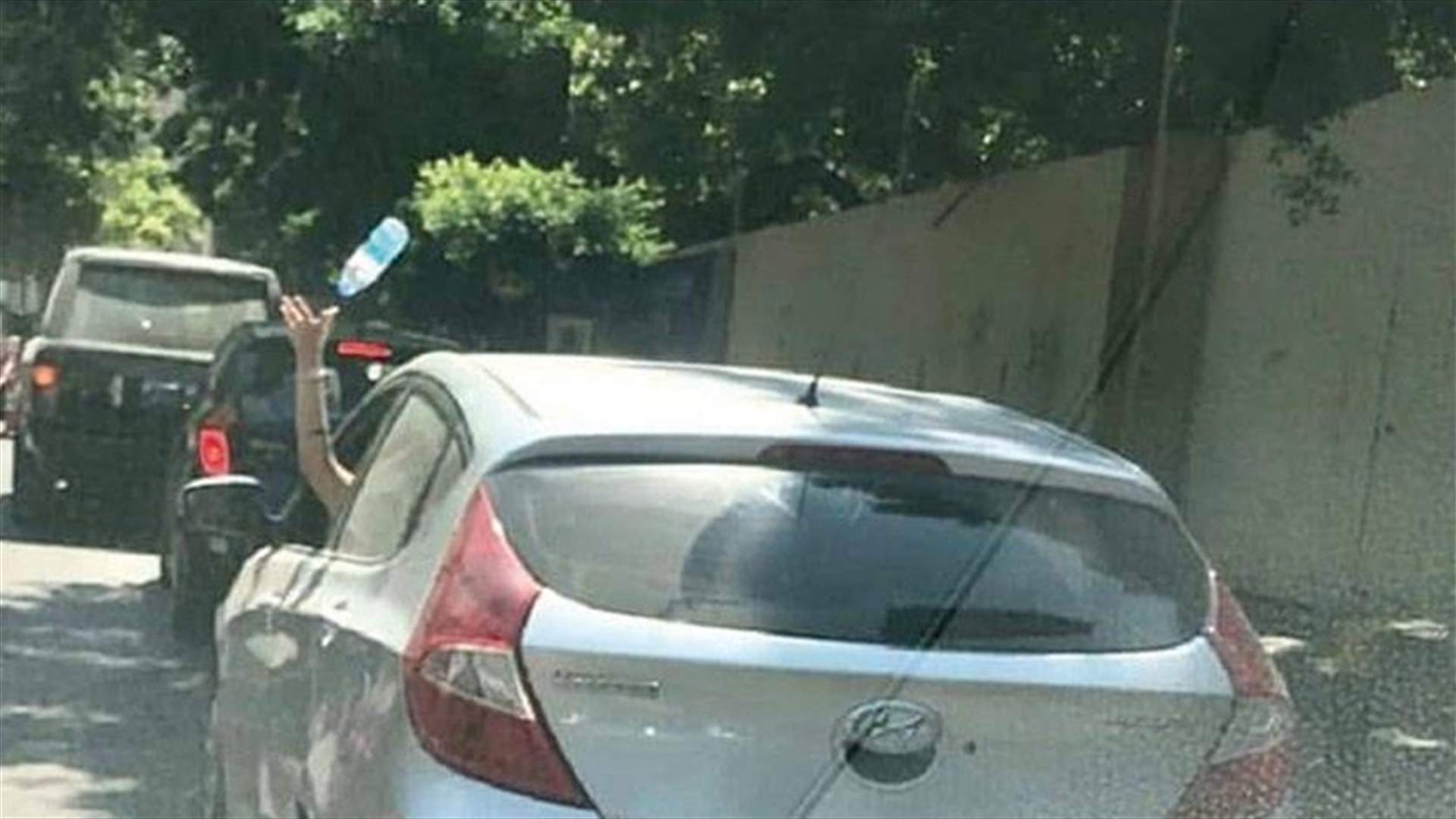 Environment Minister files lawsuit against woman who threw plastic bottle from her car window