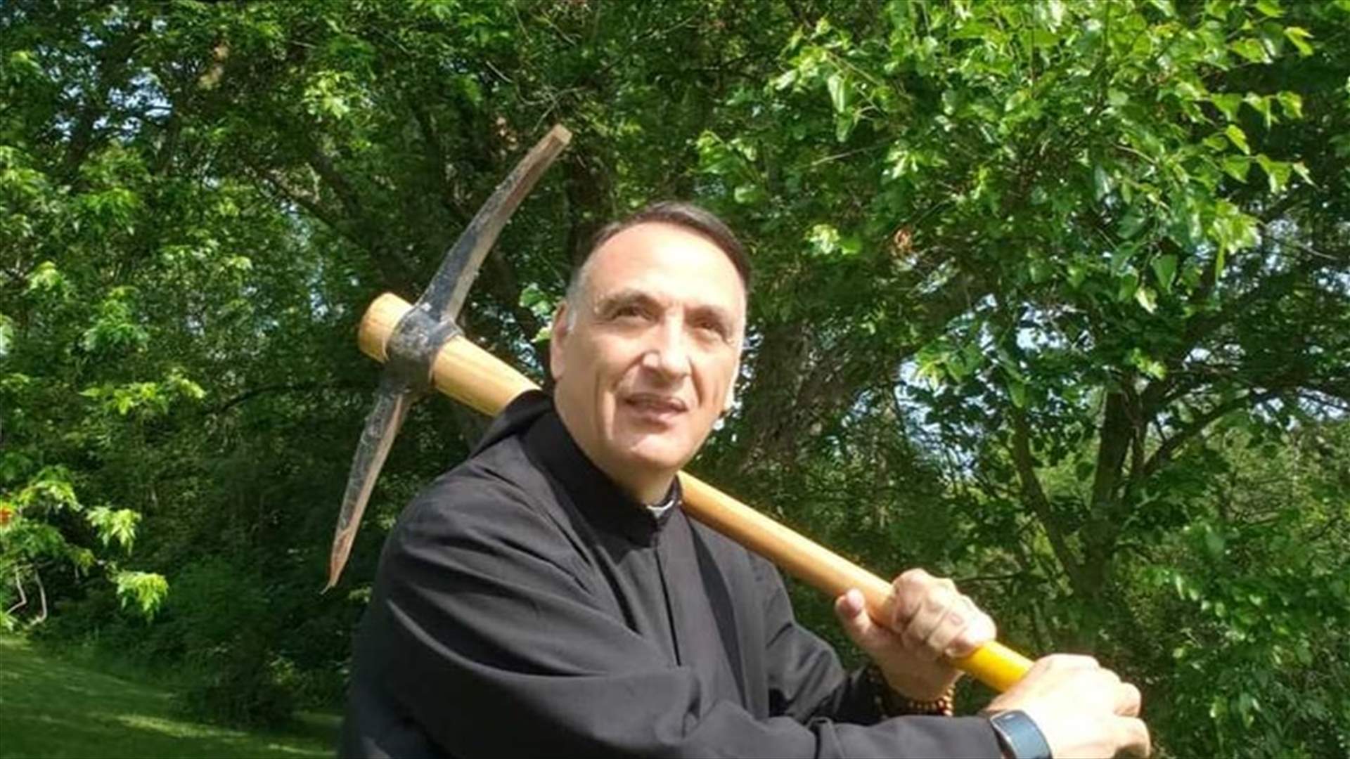 الأب طوني الخولي يعايد الجيش بصور من الأرشيف... "لما كنت ربيع الخولي"