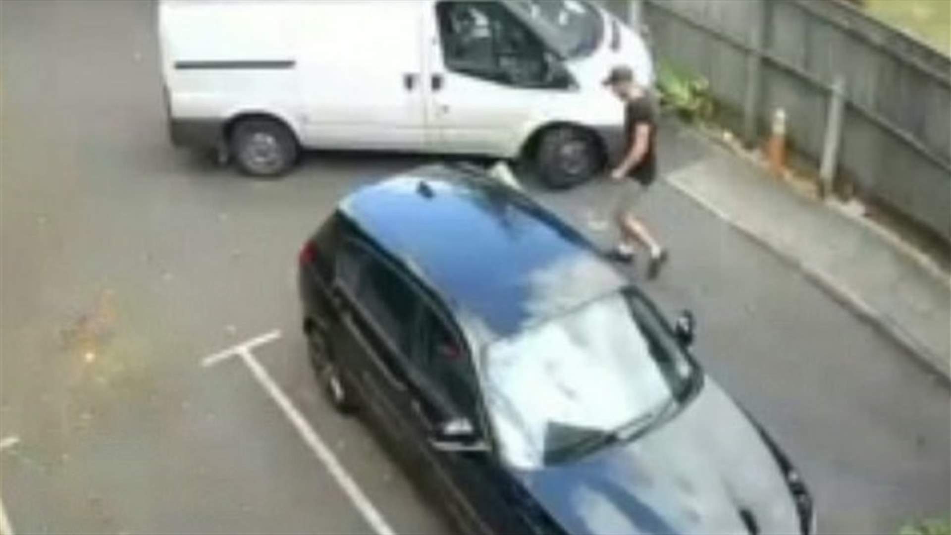 عامل توصيل الطلبات قام بخطوة غريبة... وصاحب المنزل فضحه من خلال الكاميرات (فيديو)
