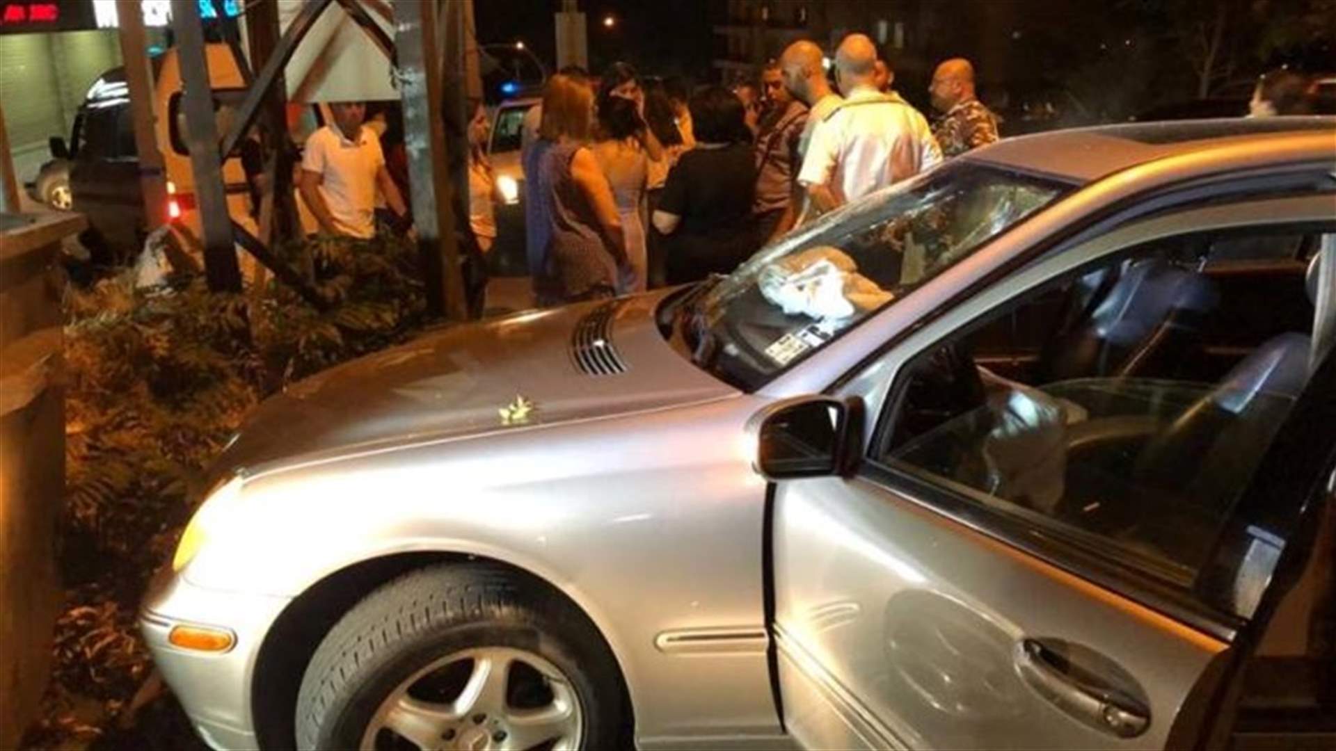 3 جرحى إثر اصطدام سيارة بعمود كهرباء على طريق عام فيطرون (صورة)
