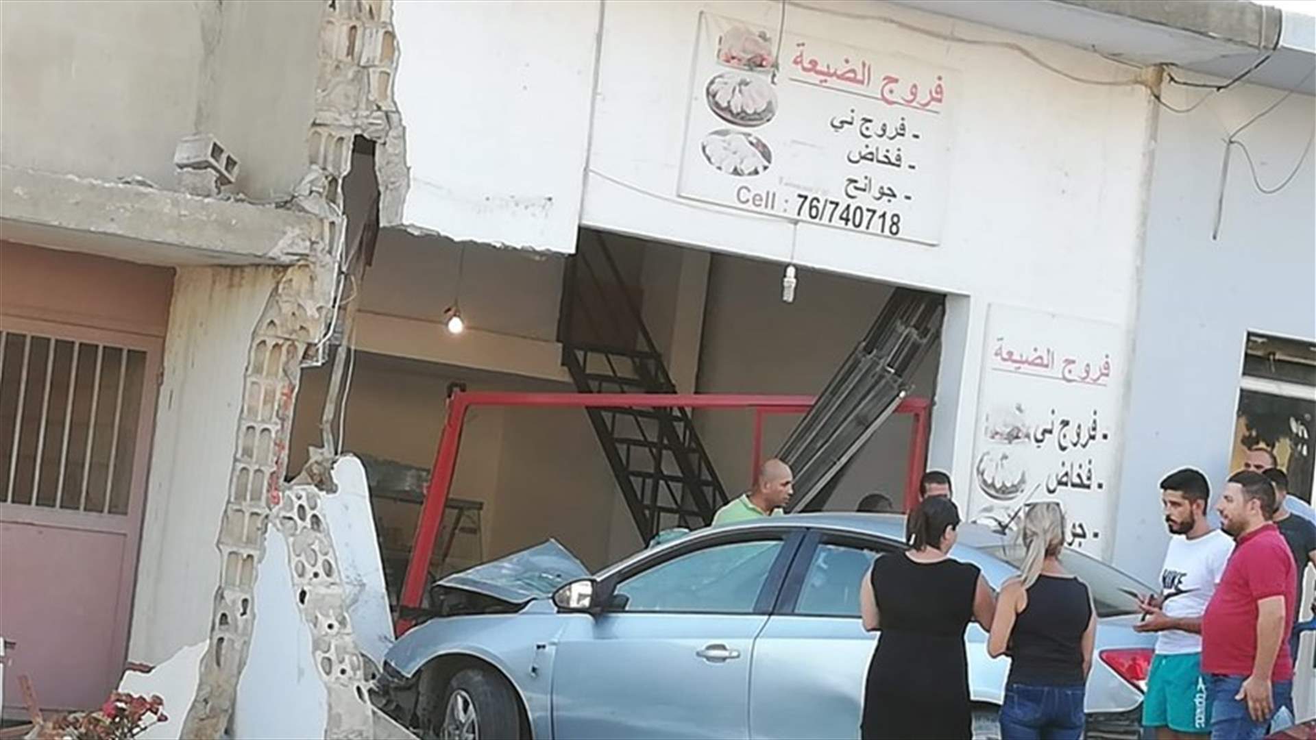 سيارة تجتاح محلا في القليعة... واصابة شخصين