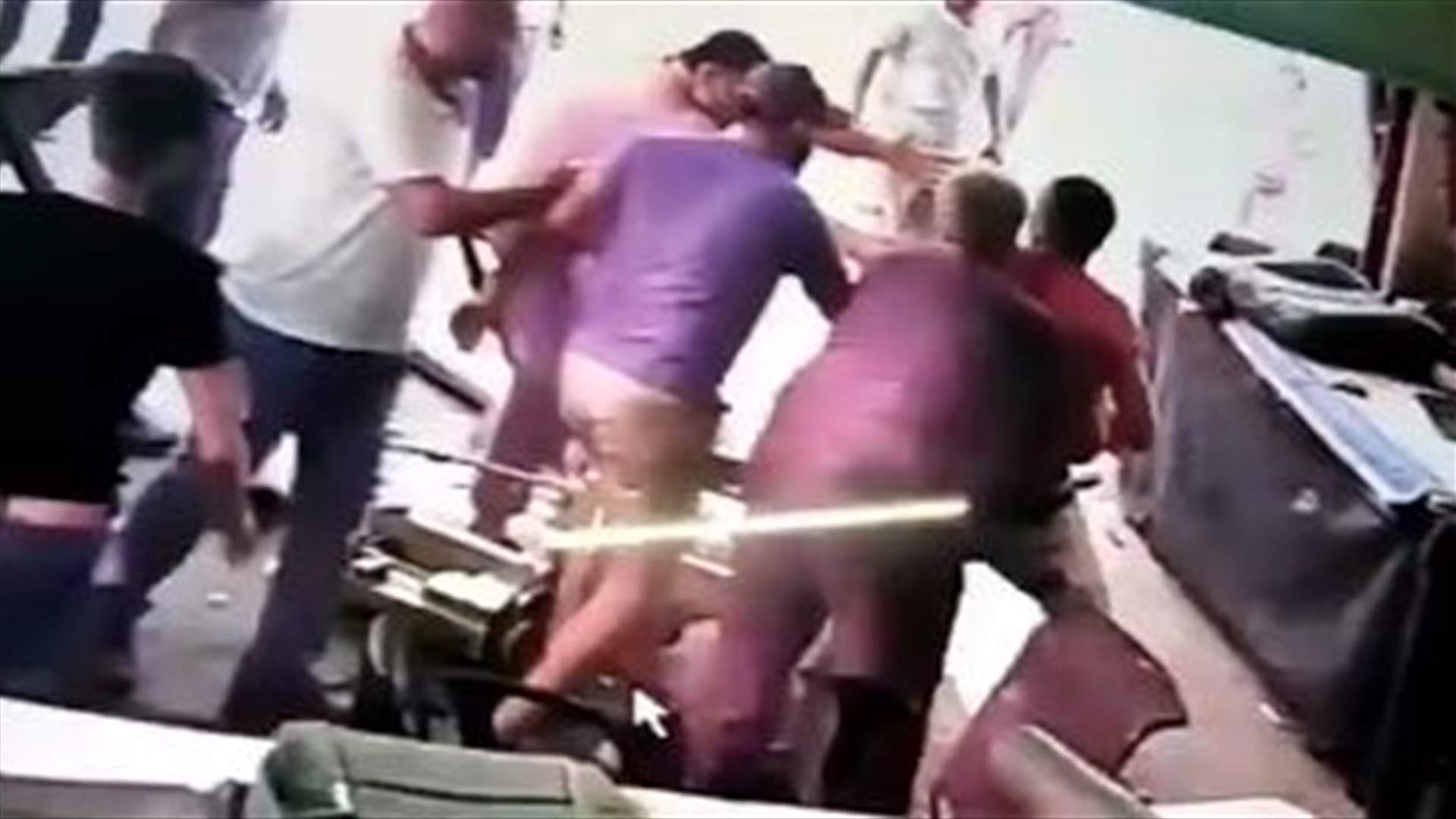 تعرّض للضرب والاهانة ثم سُجن وأُجبر على المصالحة... هذا ما حصل مع ابن الـ80 عاما في القبة (فيديو)