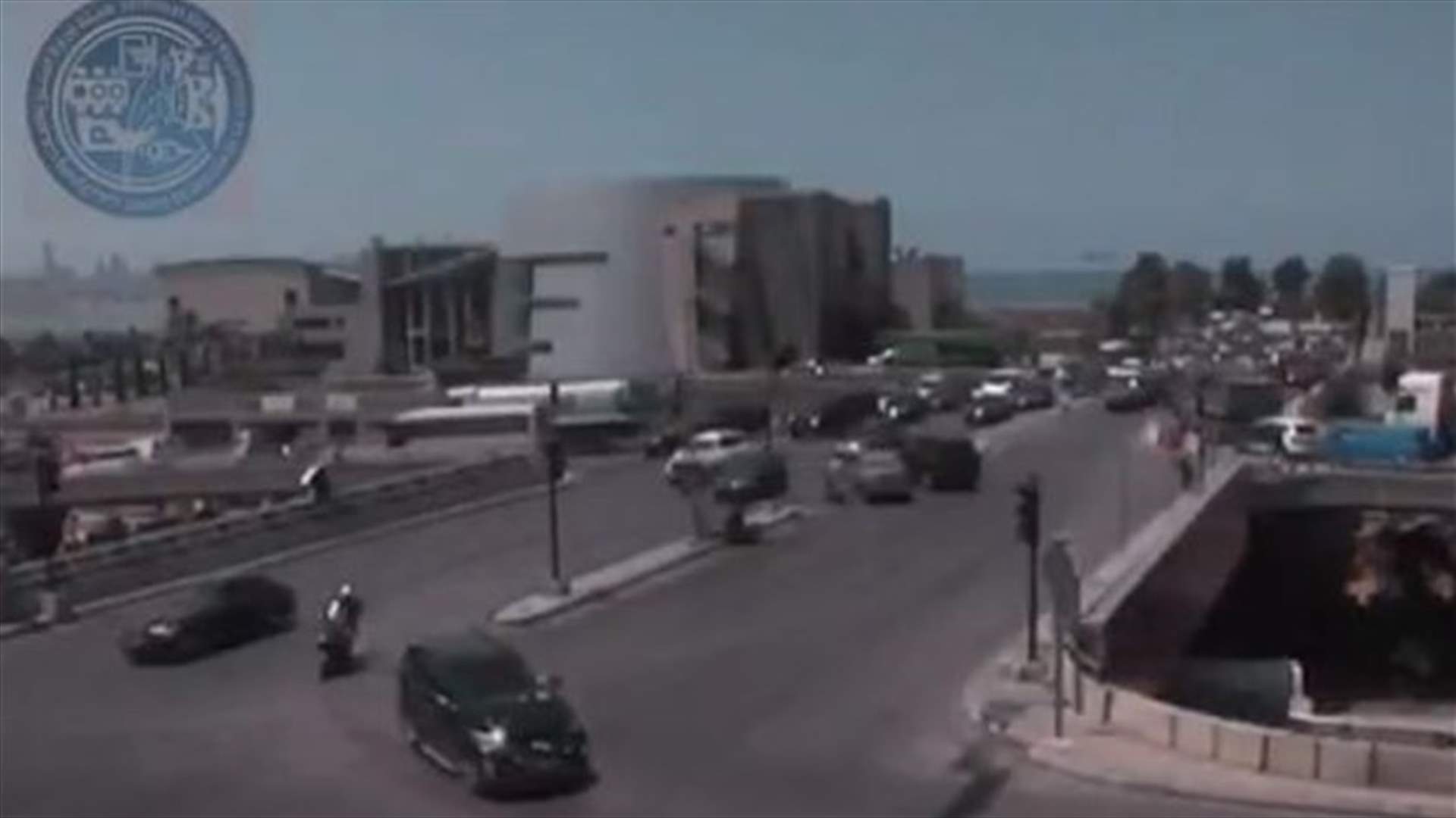 تسرب مادة المازوت على جسر النقاش... وفيديو يظهر ما حصل مع أحد السائقين