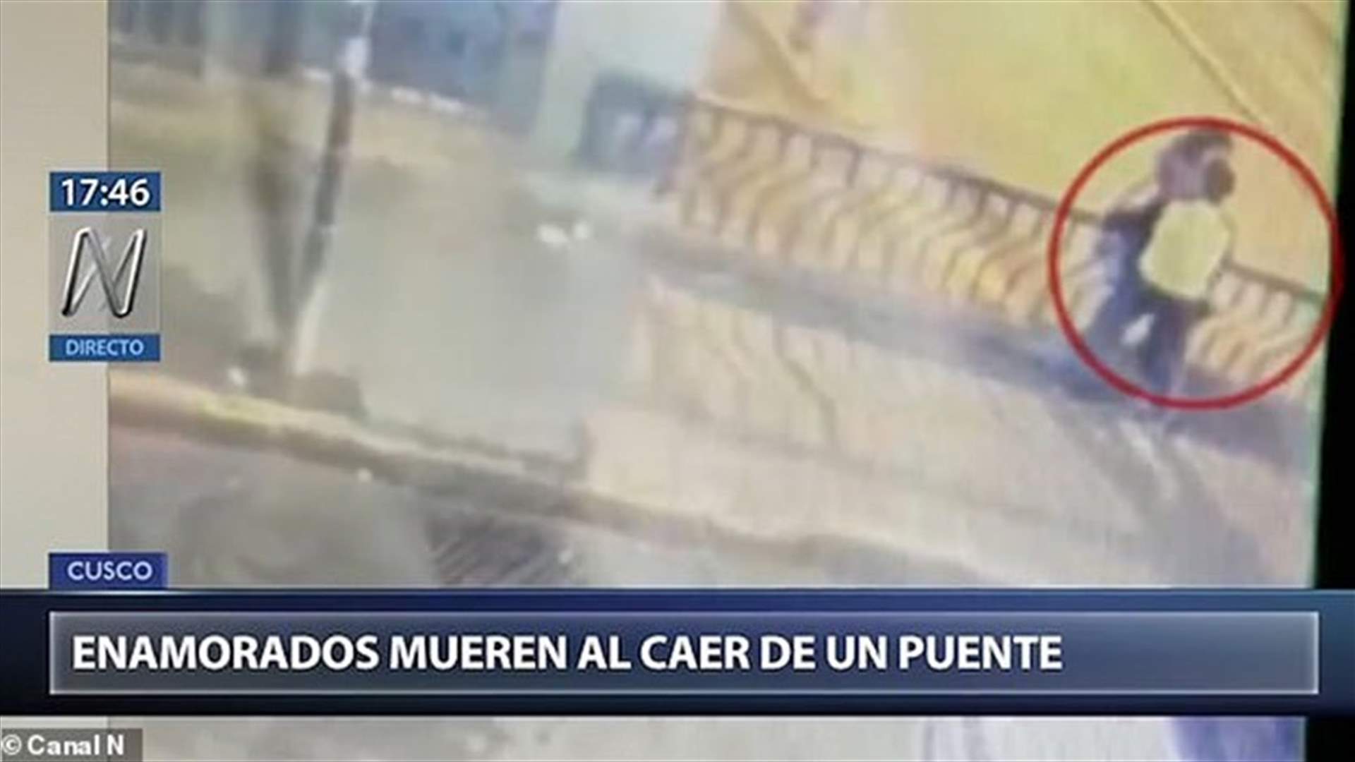 لحظة رومانسية تتحوّل الى كارثة... قبلة تسبب سقوط ثنائي من فوق جسر (فيديو)