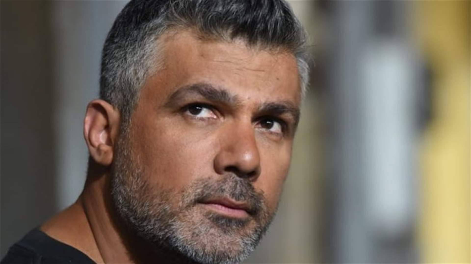 فارس كرم ينحني على المسرح: "بالدني ما في أغلى من الأم" (صورة)