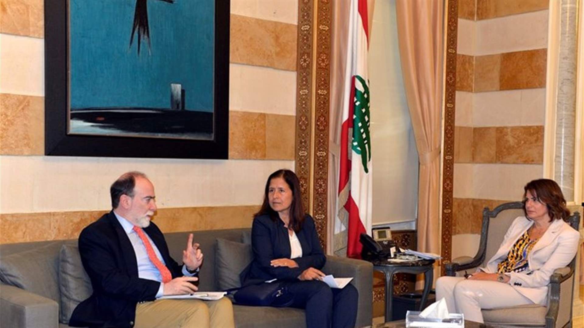 الحسن بحثت مع وفد البنك الدولي في تعزيز قدرات البلديات واستقبلت رئيس الندوة الاقتصادية