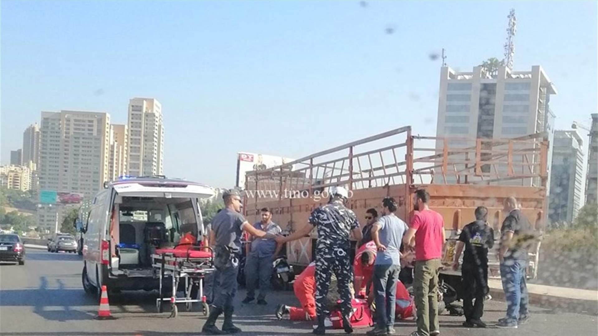 جريح نتيجة تصادم بين شاحنة ودراجة على اوتوستراد الرئيس لحود (صورة)