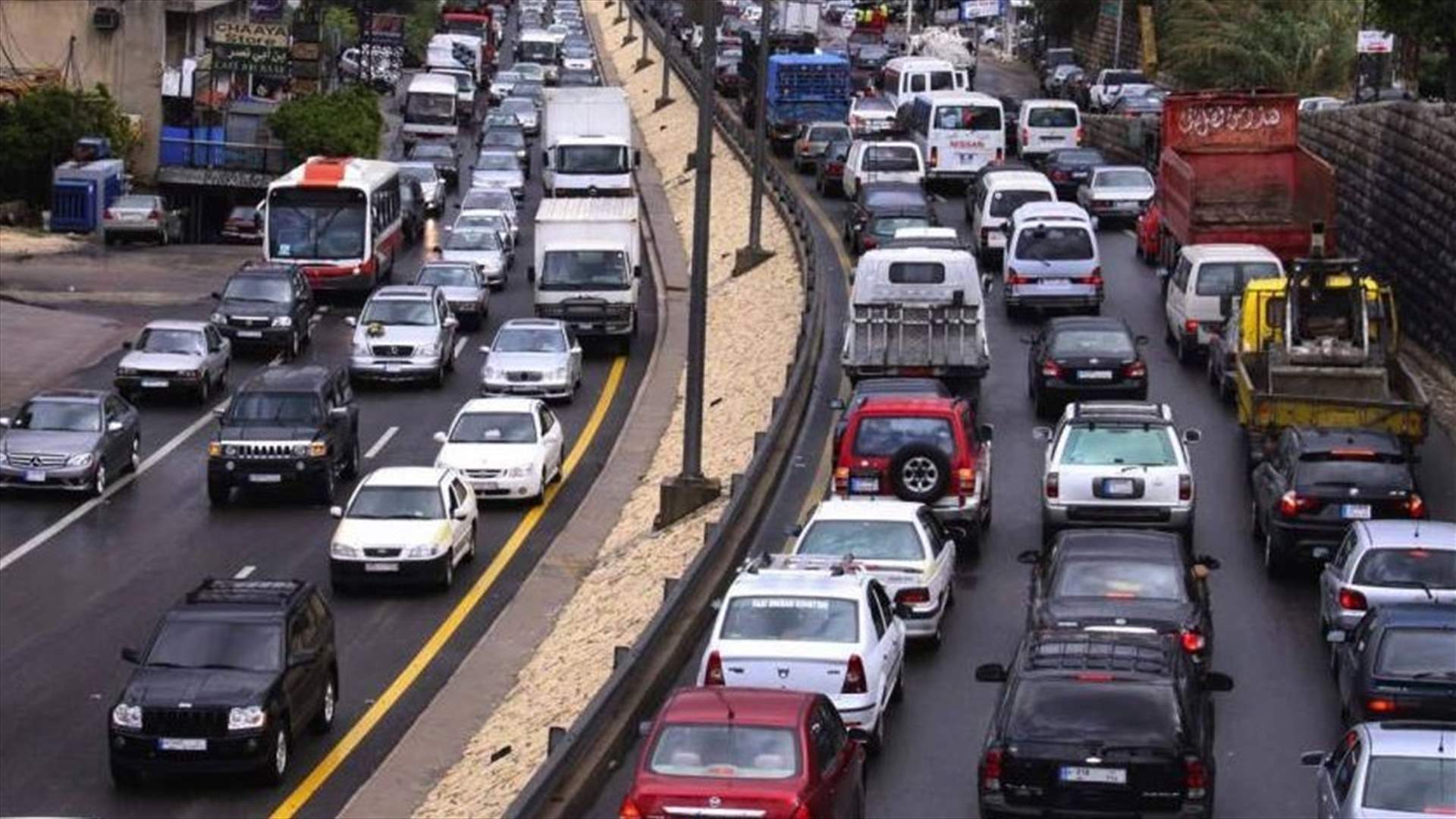 سائقٌ &quot;يستهتر&quot; بحياة طفلين على أوتوستراد جونيه... تركهما ينامان مع المواشي في صندوق شاحنته (صورة)
