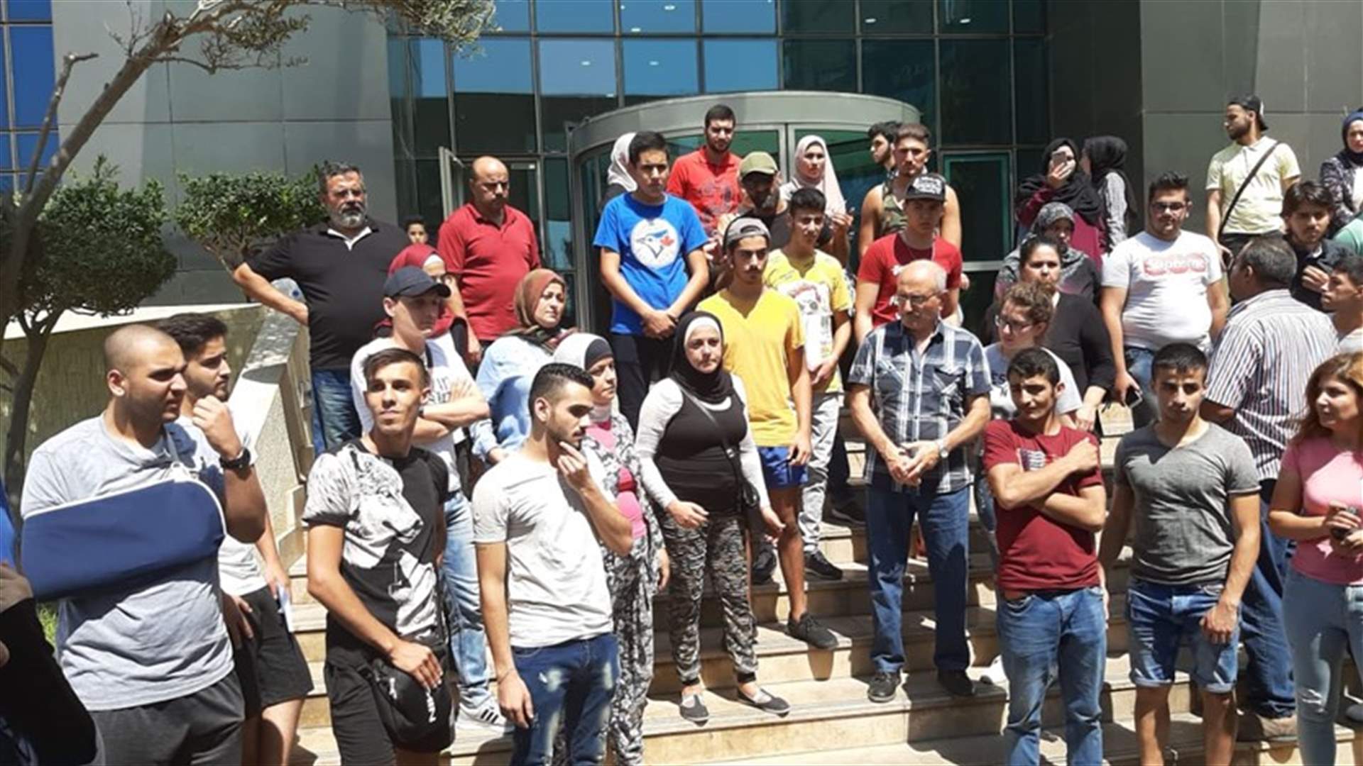 الأهالي والطلاب أمام وزارة التربية... (صور)