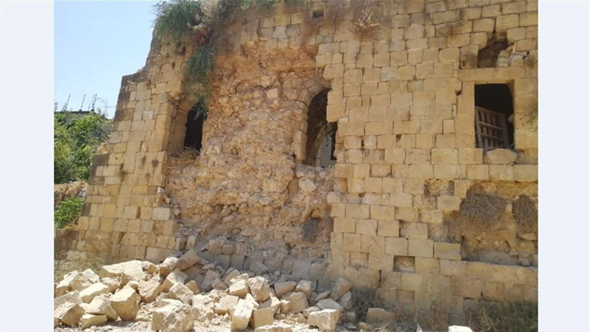 انهيار جزئي للحائط الشرقي للسراي الشهابية في حاصبيا (صورة)