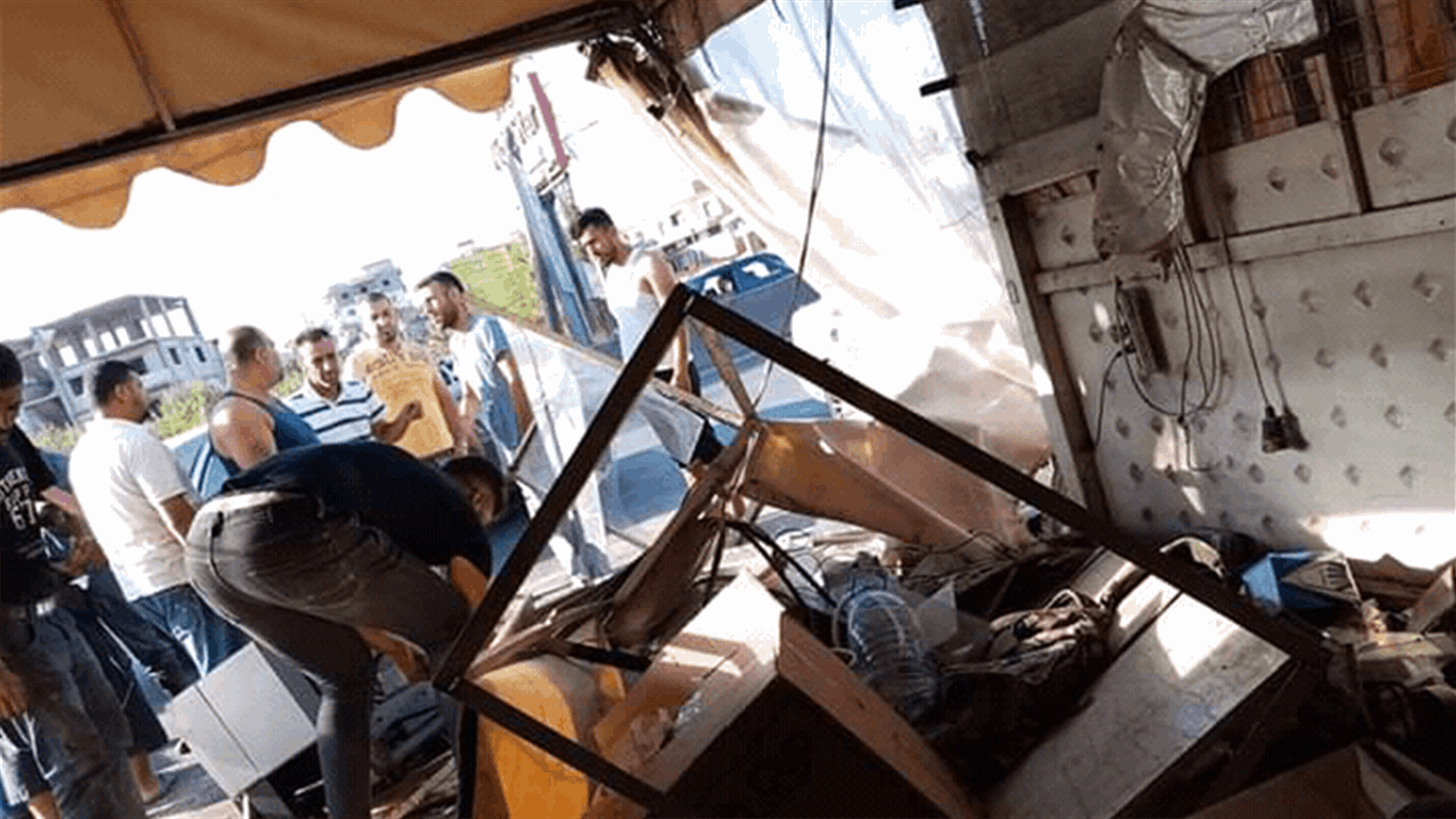 جريحان بعد اجتياح سيارة لمقهى في العبدة (صورة)