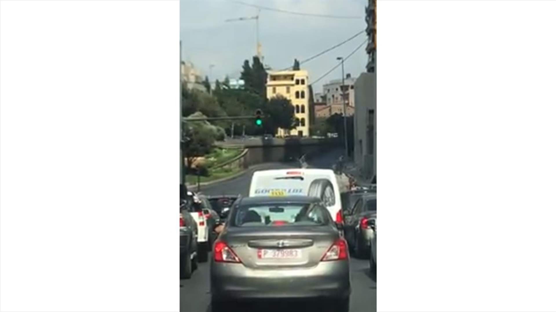 موكب يمنع مرور سيارتين للصليب الاحمر في بيروت (فيديو)