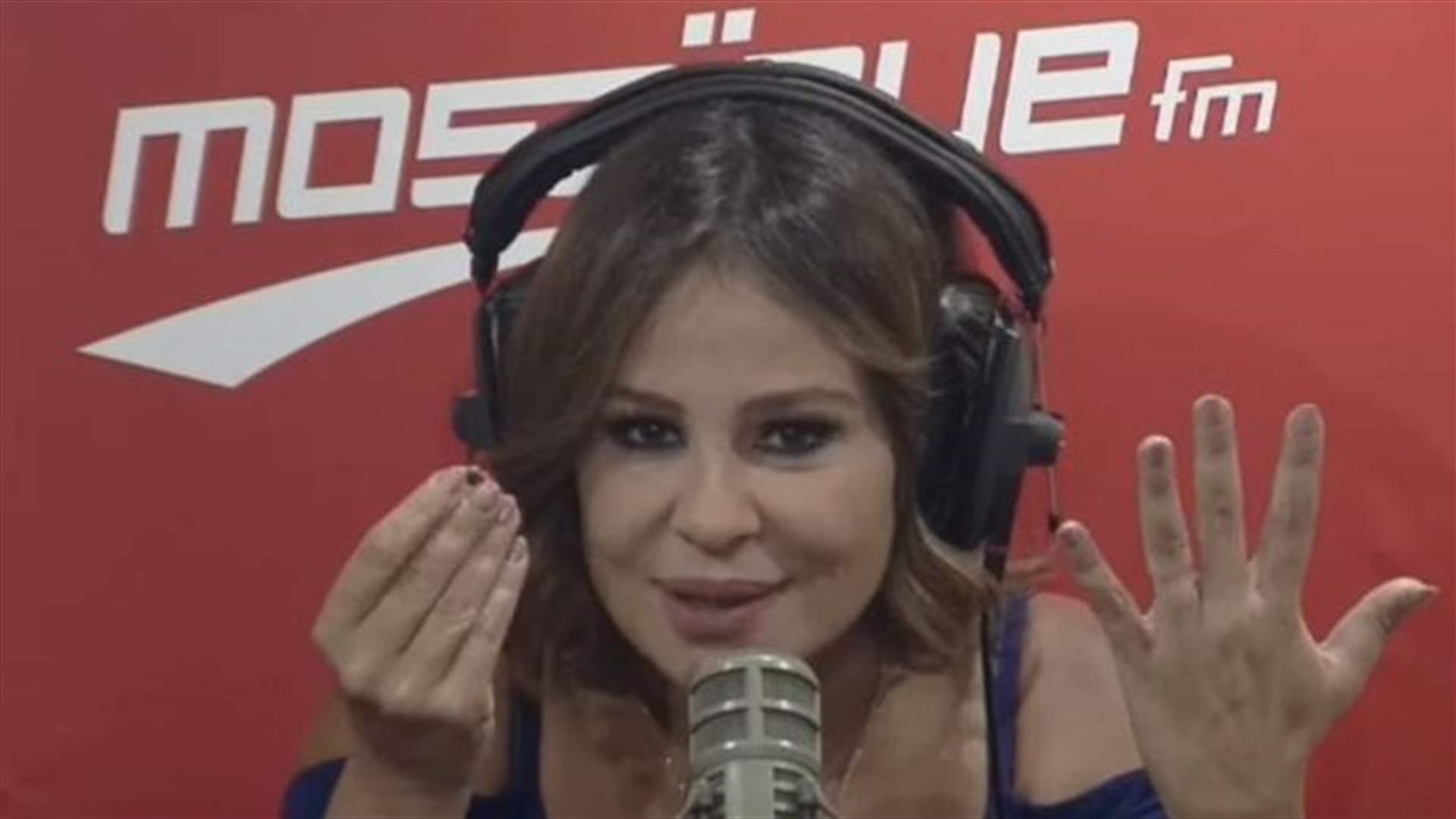 كارول سماحة تنزعج وتخلع خاتم زواجها مباشرةً على الهواء (فيديو)