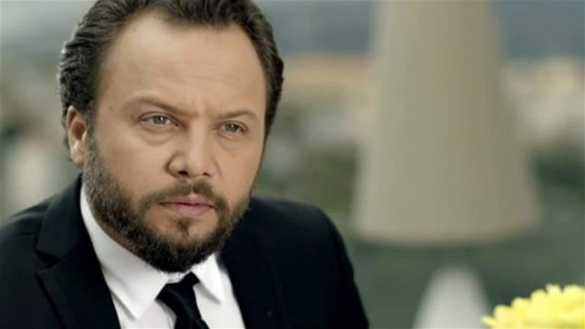 مكسيم خليل وزوجته الحسناء في المسبح.. وإنتقادات لاذعة بسبب زجاجة الكحول (صور)